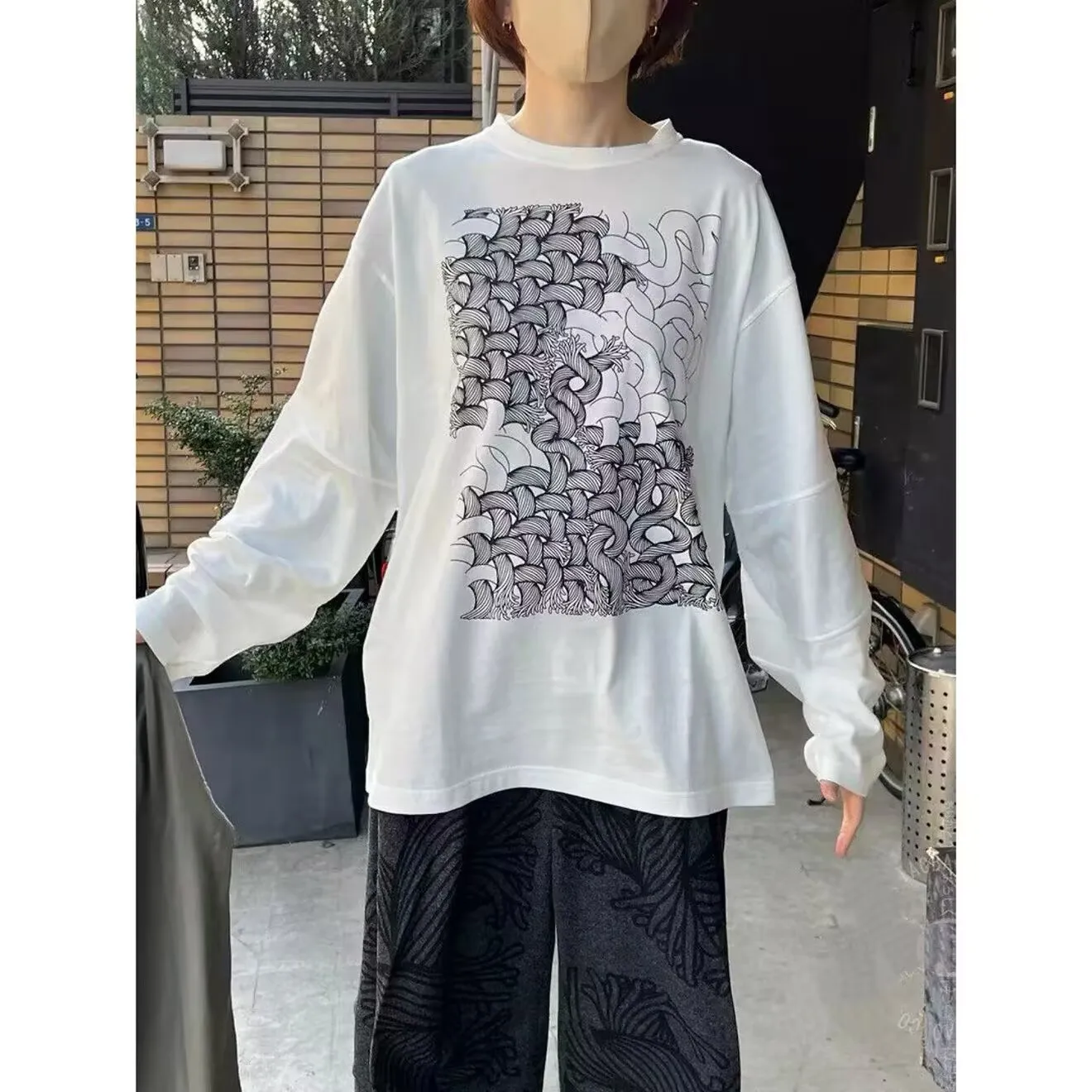 Retro Japanese Style Long Sleeve T-Shirt with Weaved Rope Knot Print round Neck Unisex Breathable Comfortable Abstract Pattern
Retro Japanese Style Long Sleeve T-Shirt with Weaved Rope Knot Print round Neck Unisex Breathable Comfortable Abstract Pattern