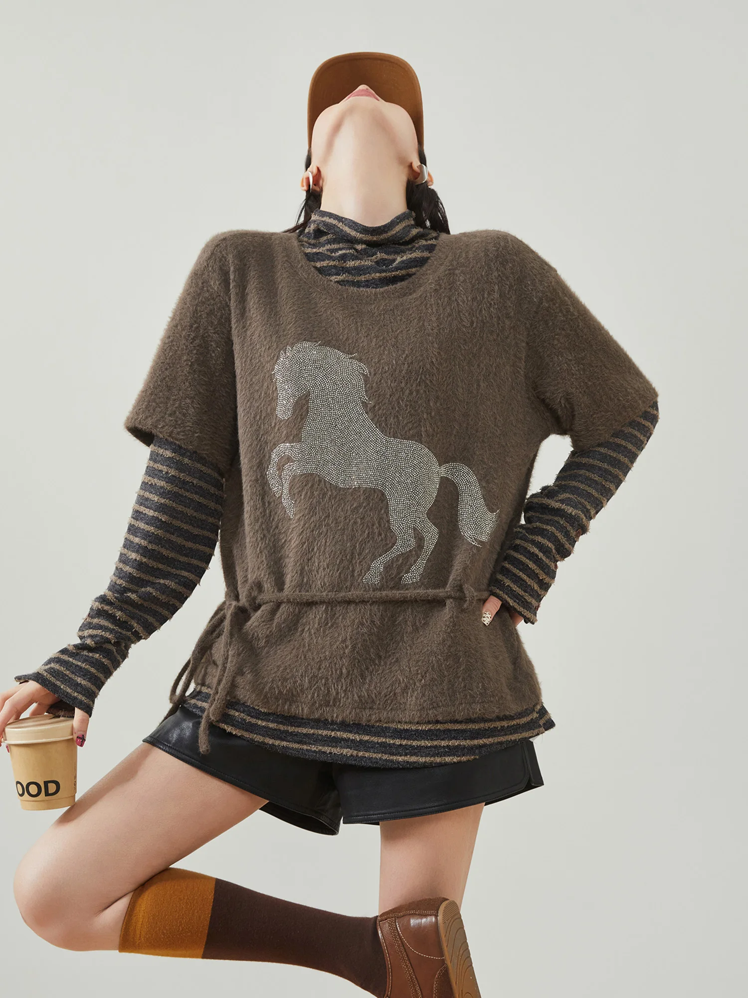 Женская трикотажная футболка с длинным рукавом, стильный дизайн, для ношения как нижний или верхний слой, с полосатыми вставками, воротником с эффектом алмазного плетения, из полиэфирного волокна
Женская трикотажная футболка с длинным рукавом, стильный дизайн, для ношения как нижний или верхний слой, с полосатыми вставками, воротником с эффектом алмазного плетения, из полиэфирного волокна