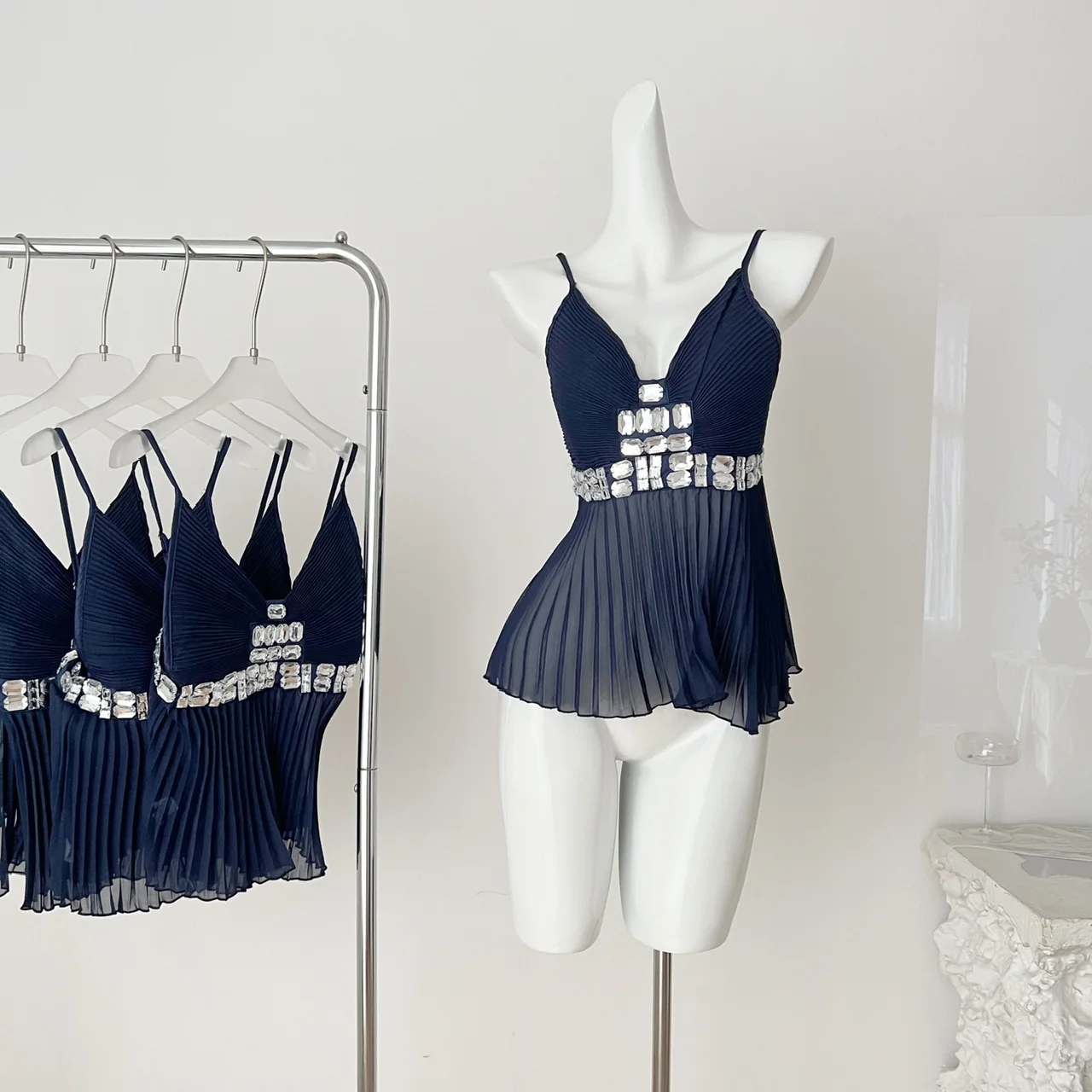Summer Women French Vintage Pleated Old Money Halter Top Diamond Camisole Gyaru Coquette 2000s Aesthetic Vacation Design Luxury
Summer Women French Vintage Pleated Old Money Halter Top Diamond Camisole Gyaru Coquette 2000s Aesthetic Vacation Design Luxury