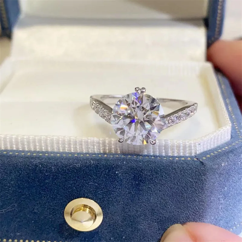 Кольцо Soft Vibe Moissanite PT950 Platinum 3 Carat с тремя крапанами, классическое, для женщин, универсальный аксессуар для любого образа.
Кольцо Soft Vibe Moissanite PT950 Platinum 3 Carat с тремя крапанами, классическое, для женщин, универсальный аксессуар для любого образа.