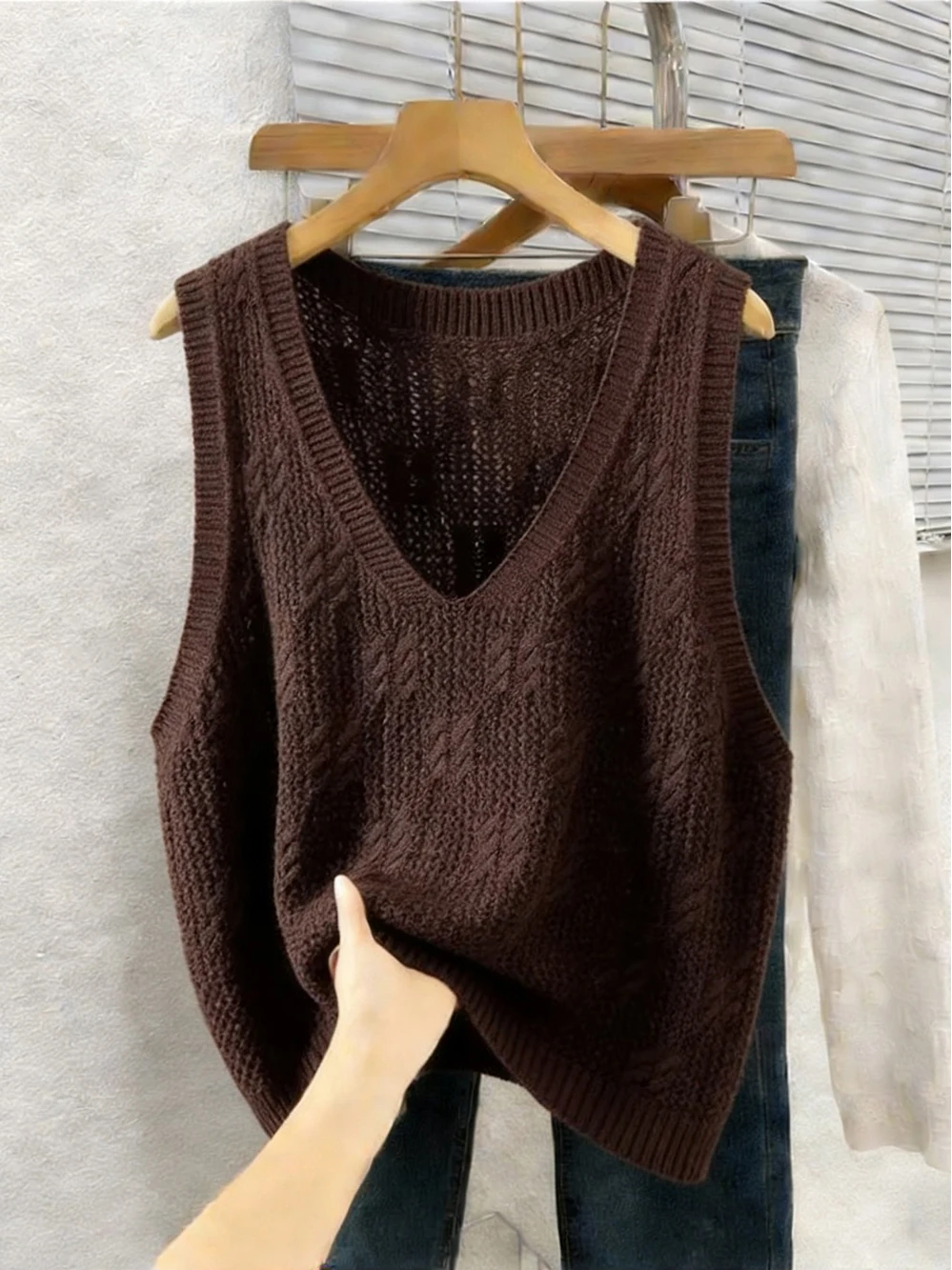 Korean Style V-Neck Knitted Vest Women's Sleeveless Loose Fit Thin Layering Tank Top Brand Buckle Breathable Soft Fabric
Korean Style V-Neck Knitted Vest Women's Sleeveless Loose Fit Thin Layering Tank Top Brand Buckle Breathable Soft Fabric