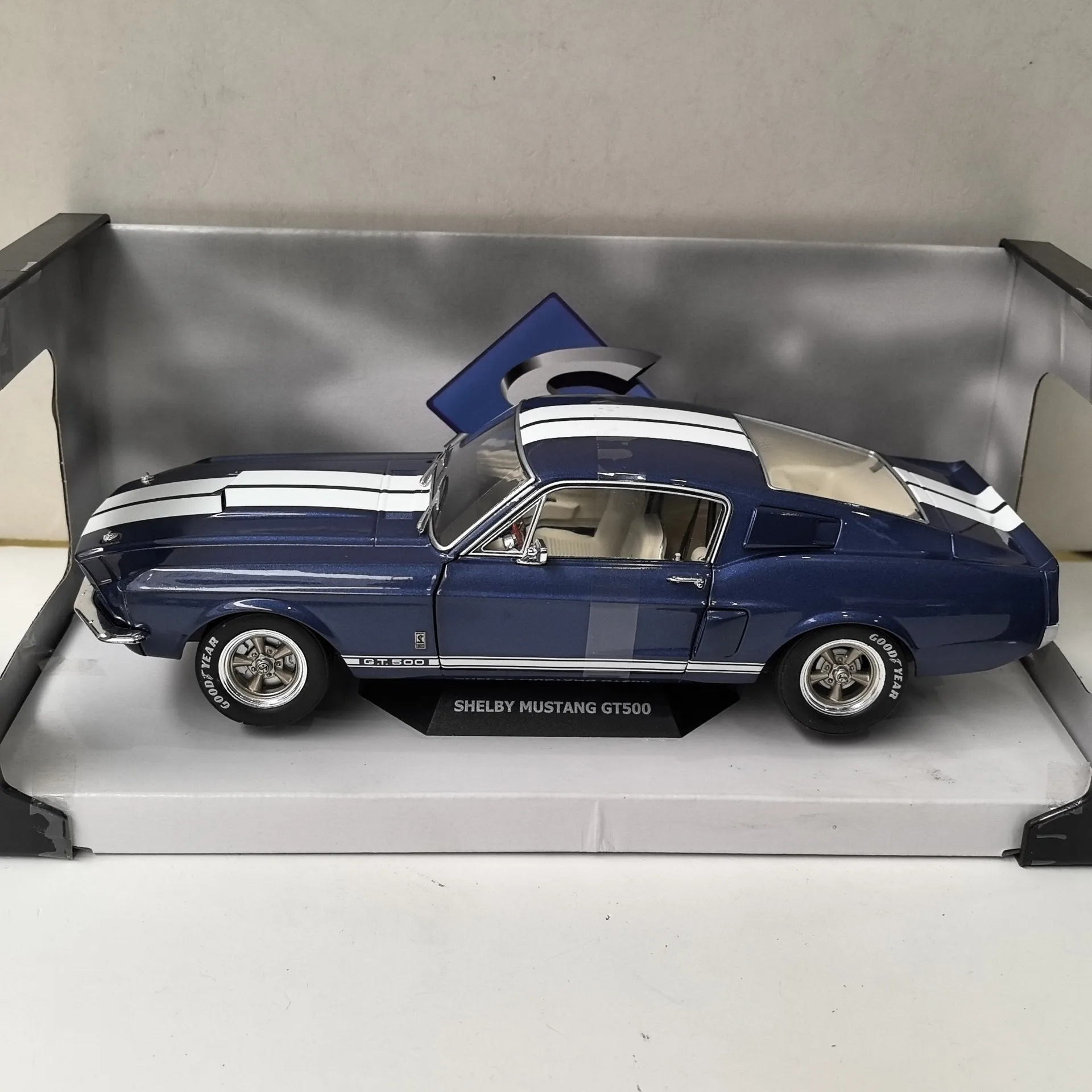 Литой под давлением SOLIDO масштаб 1/18 FORD SHELBY GT500 1967 Ford Shelby автомобиль из сплава модель автомобиля Коллекционная игрушка в подарок сувенир дисплей орнамент 
Литой под давлением SOLIDO масштаб 1/18 FORD SHELBY GT500 1967 Ford Shelby автомобиль из сплава модель автомобиля Коллекционная игрушка в подарок сувенир дисплей орнамент
