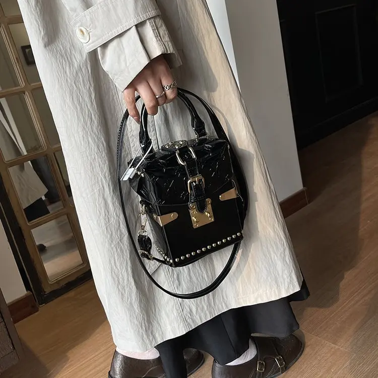 Новая винтажная сумка-коробка с цветочным принтом 2026 года, многофункциональная сумка с регулируемым плечевым ремнем и верхней ручкой, дизайнерская сумочка для повседневного использования
Новая винтажная сумка-коробка с цветочным принтом 2026 года, многофункциональная сумка с регулируемым плечевым ремнем и верхней ручкой, дизайнерская сумочка для повседневного использования