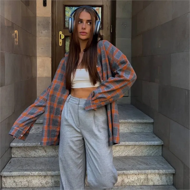 Retro style versatile collared loose shirt 2024 autumn plaid long sleeved pocket women's shirt
Retro style versatile collared loose shirt 2024 autumn plaid long sleeved pocket women's shirt
