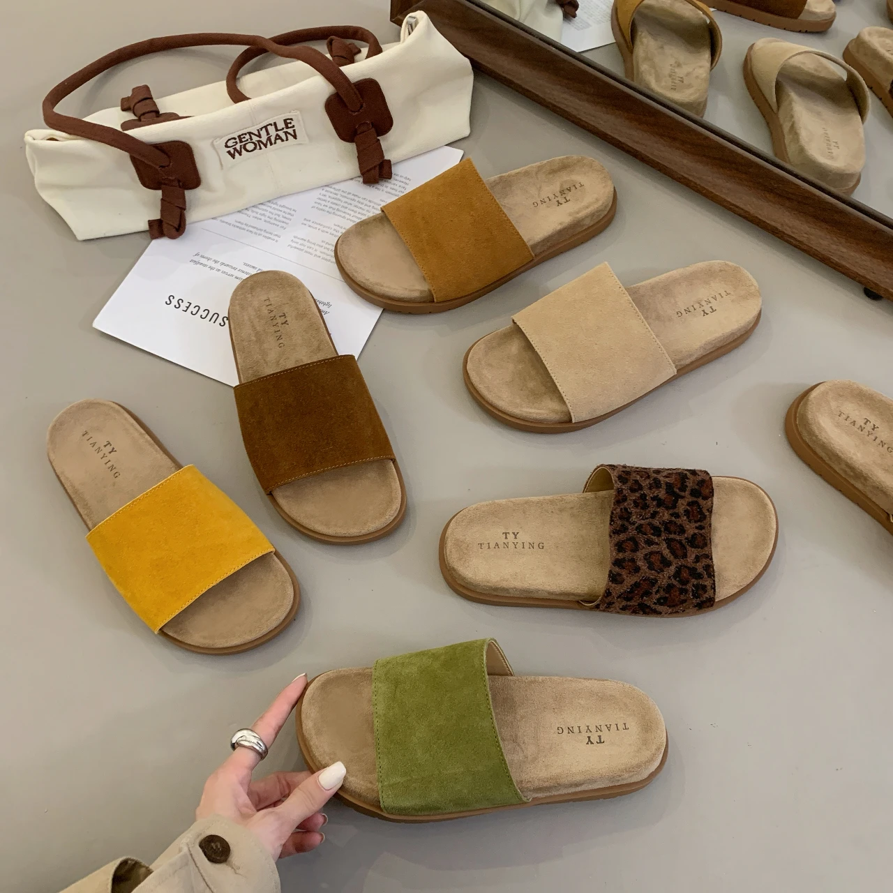 Thick-soled One-strap Flip-flops 2026 New Summer Height-increasing Casual Slippers, Versatile with Skirts, Beach Slippers
Thick-soled One-strap Flip-flops 2026 New Summer Height-increasing Casual Slippers, Versatile with Skirts, Beach Slippers