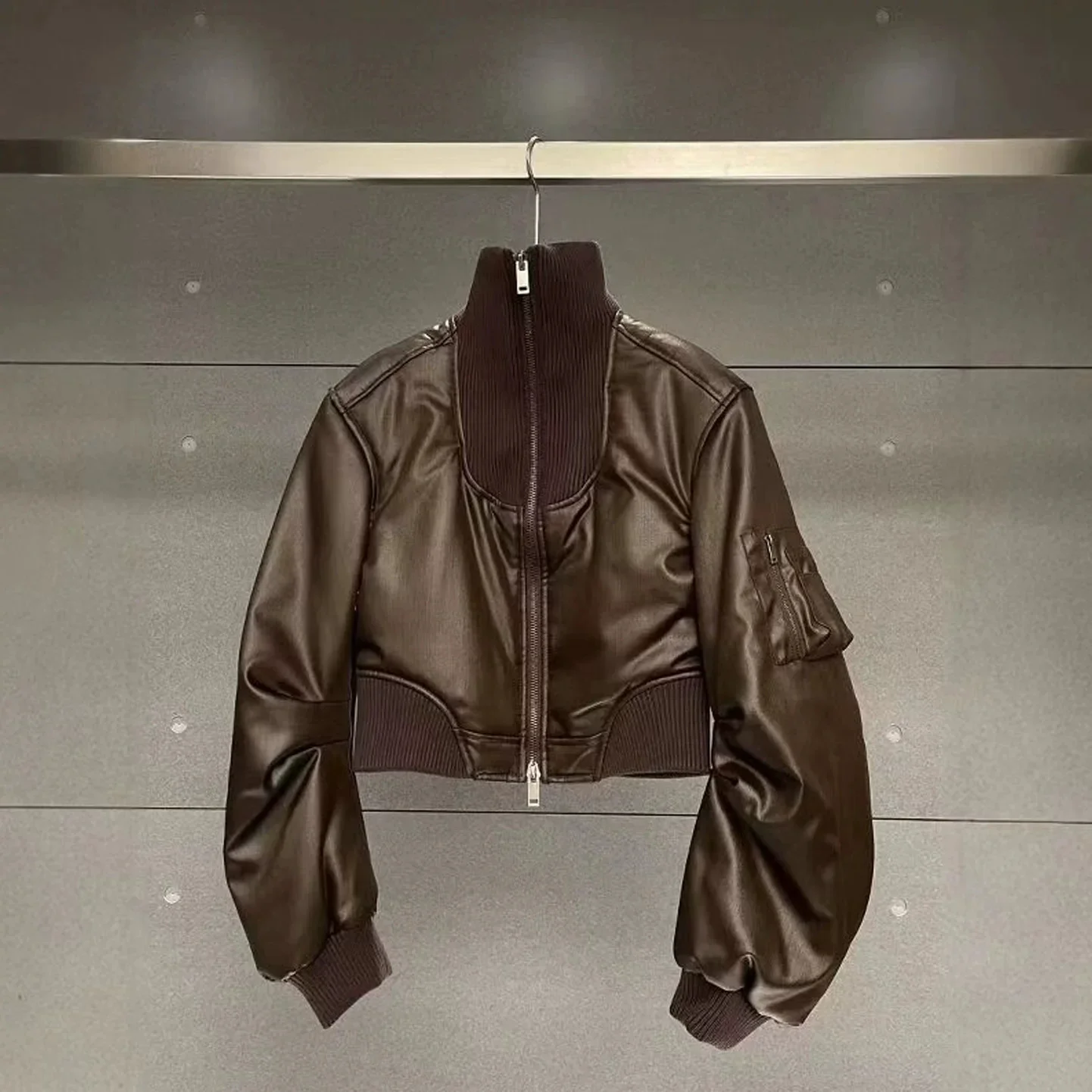 Новая женская укороченная куртка-бомбер из искусственной кожи 2026 года с высоким воротником, пышными рукавами, на молнии, повседневная, в байкерском стиле, шикарная верхняя одежда для города
Новая женская укороченная куртка-бомбер из искусственной кожи 2026 года с высоким воротником, пышными рукавами, на молнии, повседневная, в байкерском стиле, шикарная верхняя одежда для города