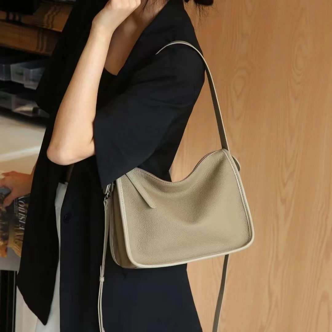 2026 Genuine Leather Women's Bag, Armpit Layer Cowhide Tote Bag, Women's Large-capacity Single-shoulder Designer Luxury Bag
2026 Genuine Leather Women's Bag, Armpit Layer Cowhide Tote Bag, Women's Large-capacity Single-shoulder Designer Luxury Bag