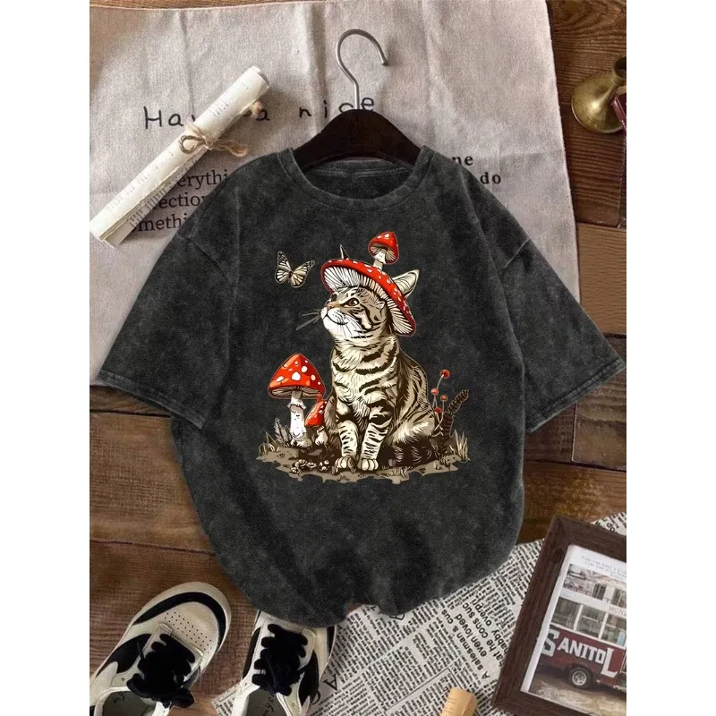 Vintage Mushroom Hat Cat Print T-Shirt Cottagecore Feline Graphic Short Sleeve Tee Retro Forest Animal Casual Tops for Men Women
Vintage Mushroom Hat Cat Print T-Shirt Cottagecore Feline Graphic Short Sleeve Tee Retro Forest Animal Casual Tops for Men Women