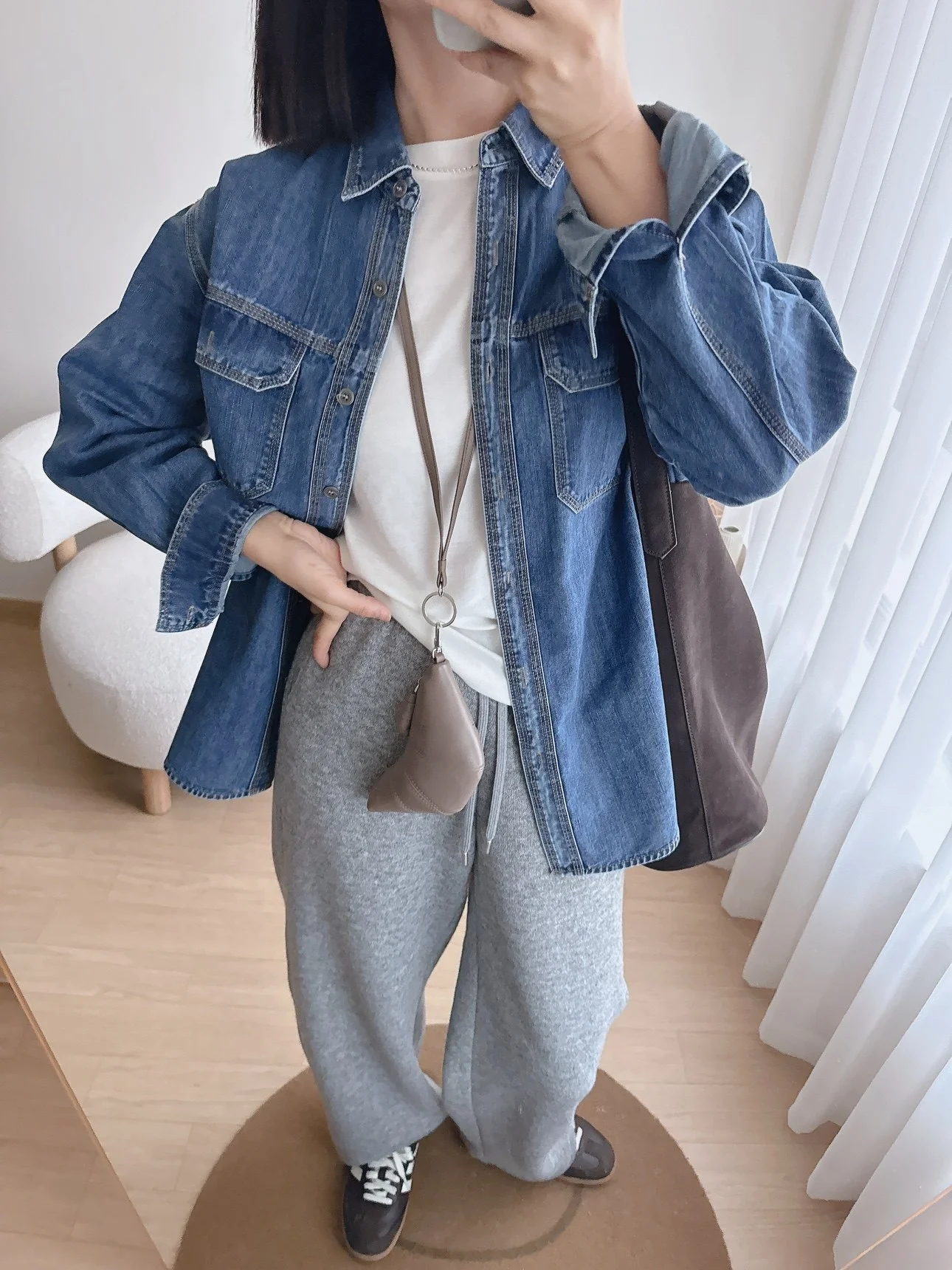 Весенняя повседневная однотонная джинсовая блузка для женщин, свободного кроя, с деталями на карманах, простой дизайн, из смесового хлопка, с длинными рукавами
Весенняя повседневная однотонная джинсовая блузка для женщин, свободного кроя, с деталями на карманах, простой дизайн, из смесового хлопка, с длинными рукавами