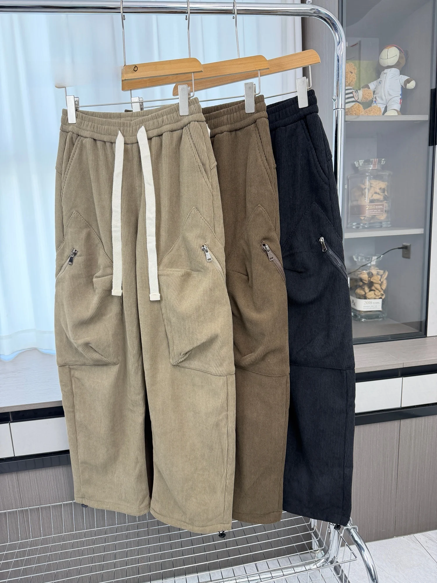 Thiened Fce Winter Comfortable Men's Casual Pants Wide Leg with Big kets Trendy Straight Leg mid Waist Casual Trousers
Thiened Fce Winter Comfortable Men's Casual Pants Wide Leg with Big kets Trendy Straight Leg mid Waist Casual Trousers