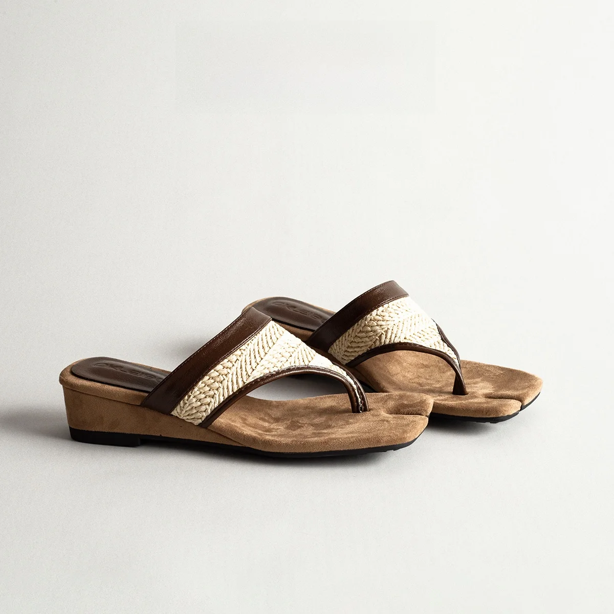Retro Woven Thick Heel Buckle Sandals Women Summer Outdoor Casual Fashion Beach Flat Sandals Slip-On Rubber Sole Shoes
Retro Woven Thick Heel Buckle Sandals Women Summer Outdoor Casual Fashion Beach Flat Sandals Slip-On Rubber Sole Shoes