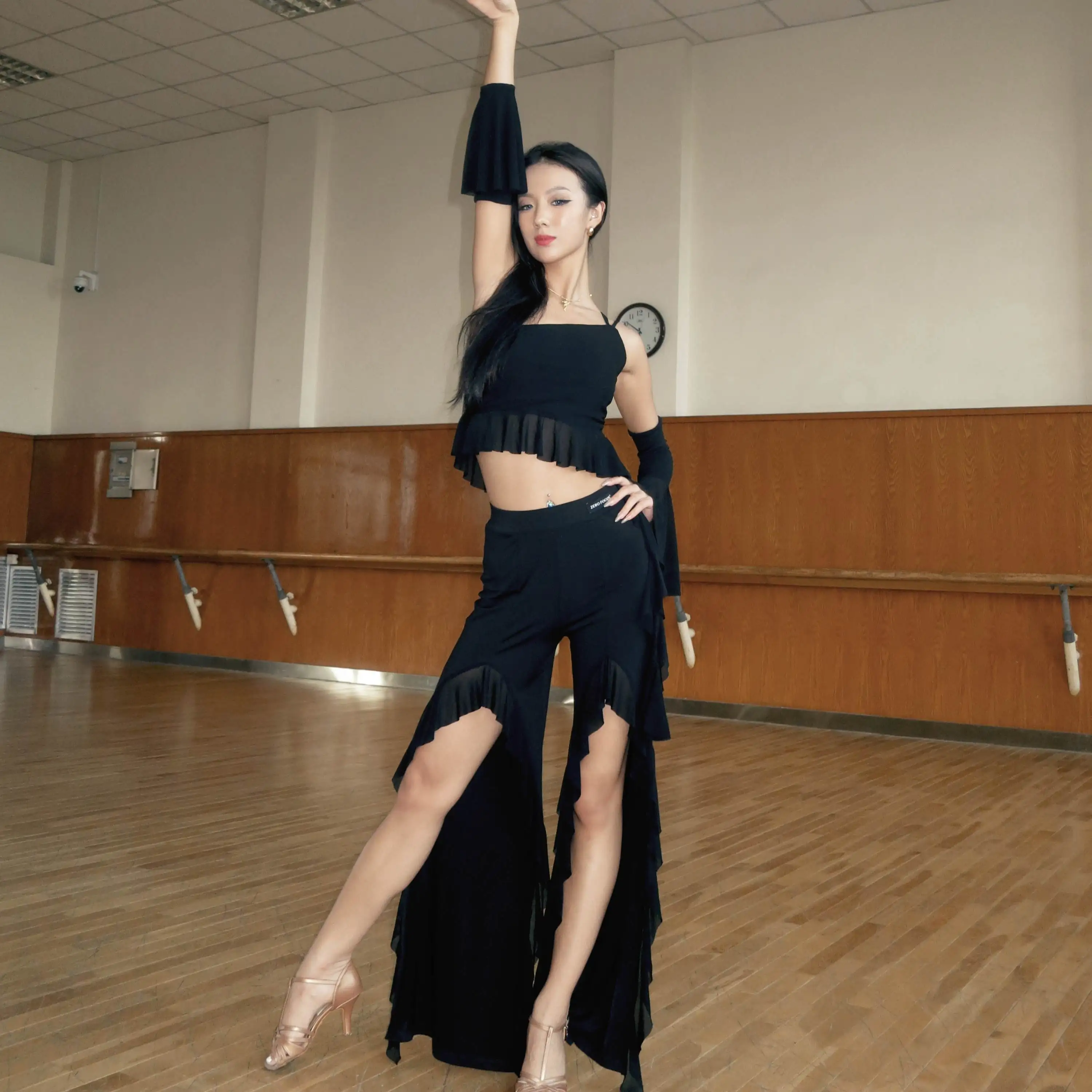 2025 New Latin Dance Clothes Women Competition Clothing Black Short Tops Slit Pants Cha Cha Rumba Dance Perform Suit DNV24240
2025 New Latin Dance Clothes Women Competition Clothing Black Short Tops Slit Pants Cha Cha Rumba Dance Perform Suit DNV24240