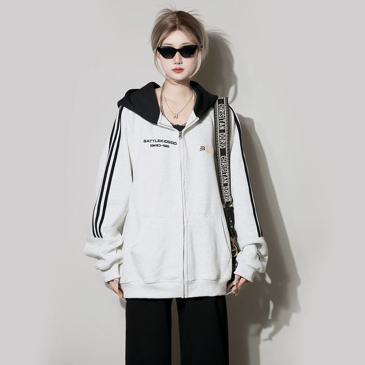 Женская толстовка с капюшоном, новинка осенне-зимнего сезона, в американском ретро-стиле, модный бренд, с вышивкой, свободного кроя, весенне-летний топ
Женская толстовка с капюшоном, новинка осенне-зимнего сезона, в американском ретро-стиле, модный бренд, с вышивкой, свободного кроя, весенне-летний топ