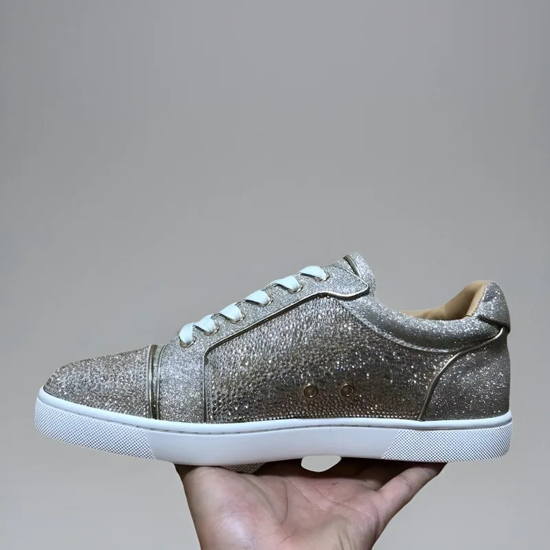 Fashion Luxury Low Top Red Bottom Shoes for Men Trainers Spiked Silver Glitter Genuine Leather Gold Crystal Rivets Flats Sneaker
Fashion Luxury Low Top Red Bottom Shoes for Men Trainers Spiked Silver Glitter Genuine Leather Gold Crystal Rivets Flats Sneaker