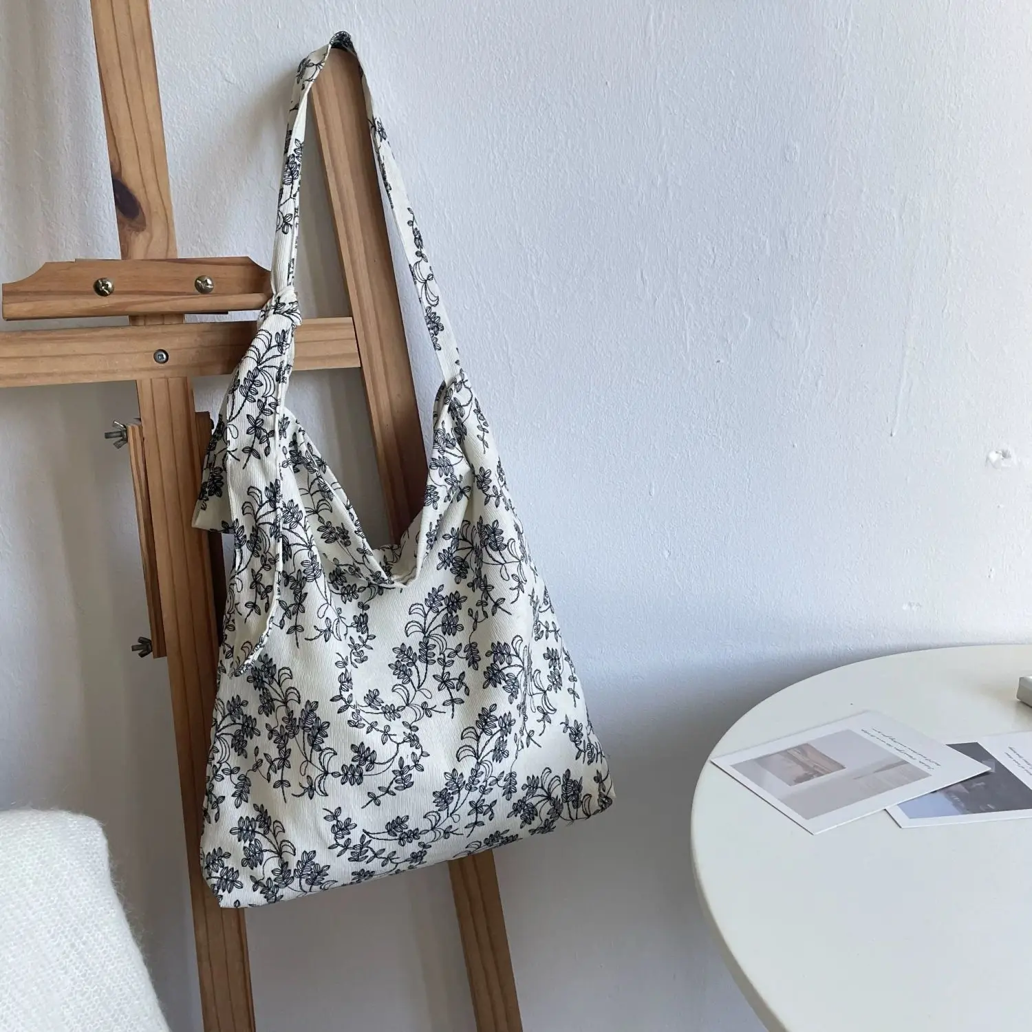 Black and White Floral Large Capacity Artistic Versatile Lazy Cloth Bag with Adjustable Zipper Single Shoulder Crossbody Bag
Black and White Floral Large Capacity Artistic Versatile Lazy Cloth Bag with Adjustable Zipper Single Shoulder Crossbody Bag