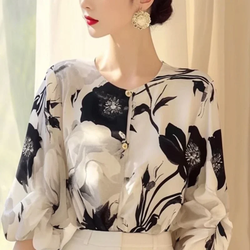 2025 New Summer French Elegant and Unique Versatile Chiffon Blouses Half Sleeves V-Neck Printed Panel Button Women's Shirt Top
2025 New Summer French Elegant and Unique Versatile Chiffon Blouses Half Sleeves V-Neck Printed Panel Button Women's Shirt Top