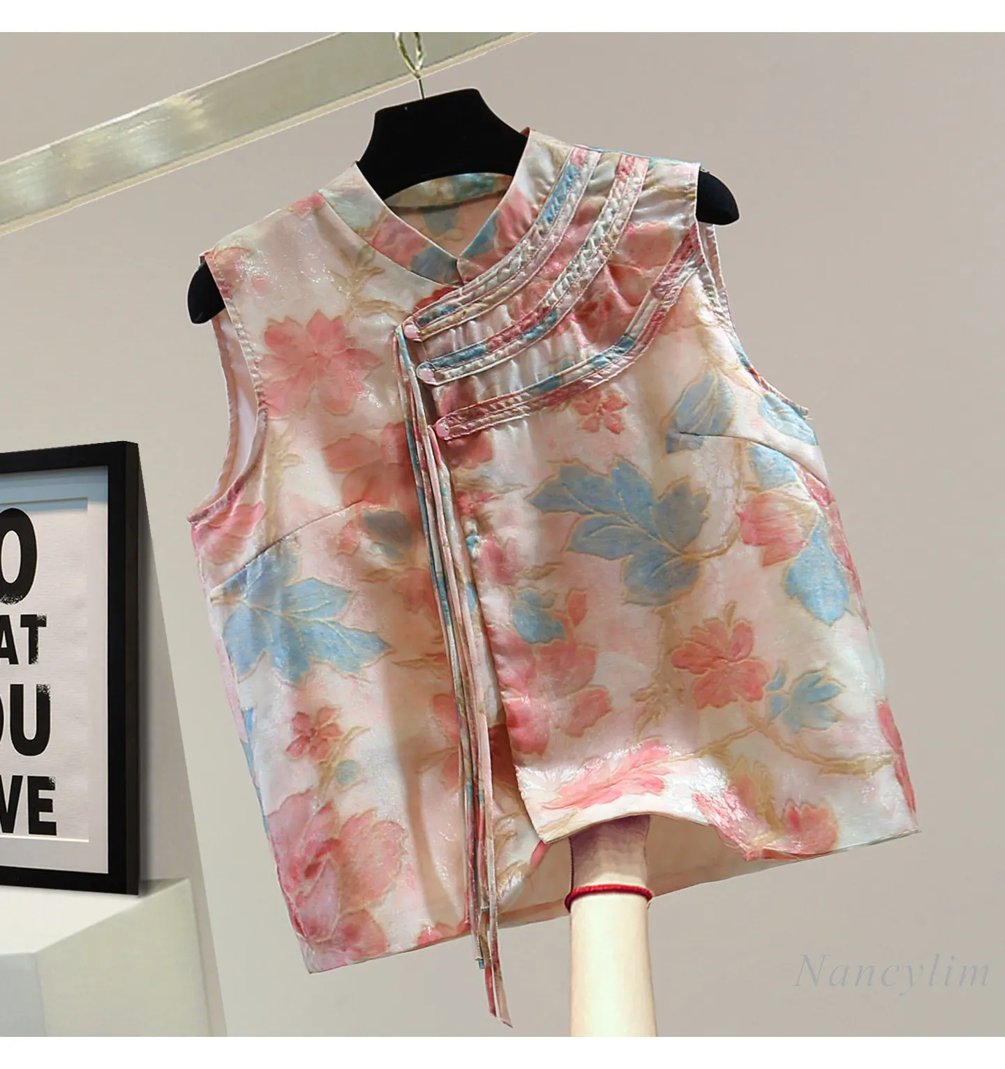 Retro Printing Tassel Sleeveless Shirt for Women, 2026 Summer New Chinoiserie Slimming Look Glossy Casual Stand Collar Cheongsis
Retro Printing Tassel Sleeveless Shirt for Women, 2026 Summer New Chinoiserie Slimming Look Glossy Casual Stand Collar Cheongsis