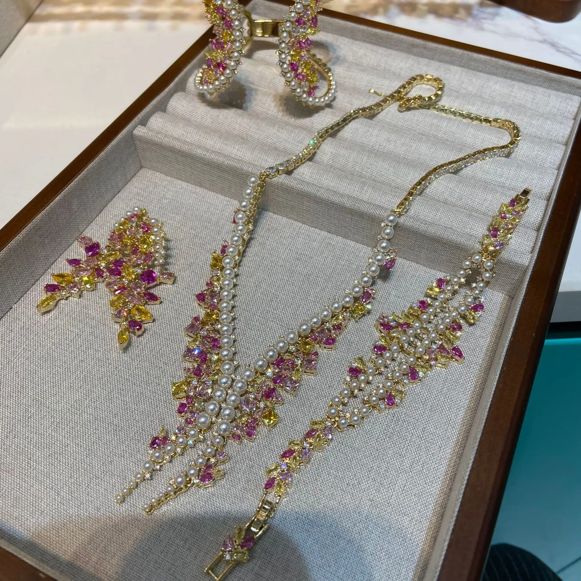 Vintage Gemstone Pearl Necklace Bracelet Earrings Jewelry Set Elegant Shining Zircon Accessory Banquets Birthday Gifts for Women
Vintage Gemstone Pearl Necklace Bracelet Earrings Jewelry Set Elegant Shining Zircon Accessory Banquets Birthday Gifts for Women