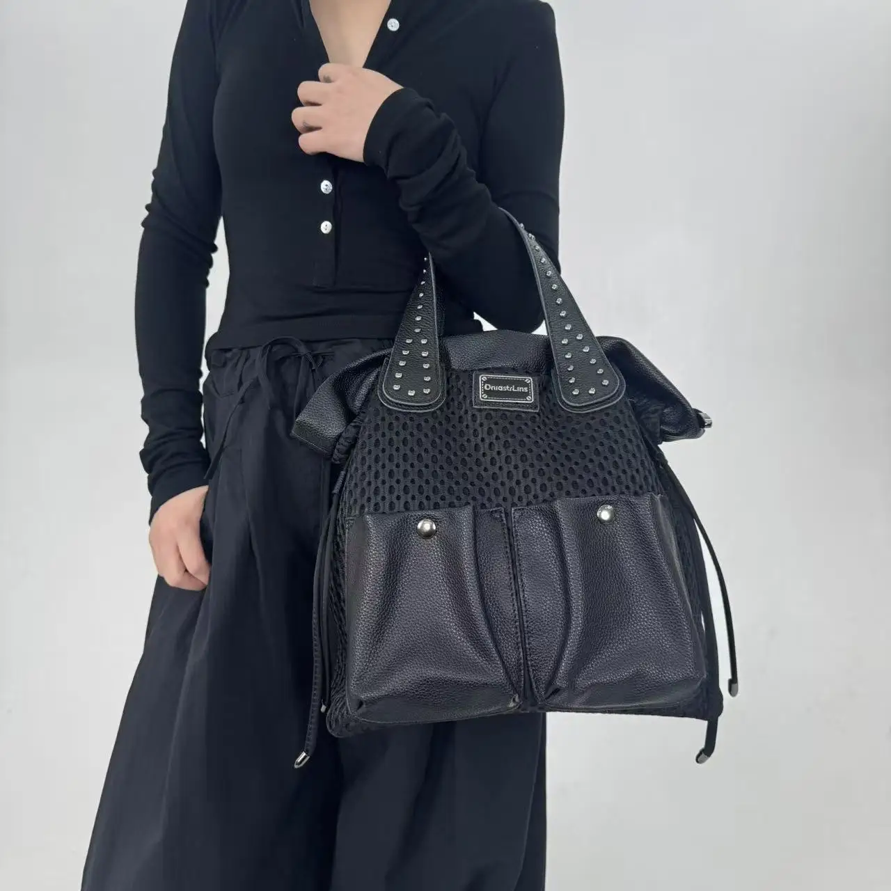 Стильная сумка Y2K в стиле ретро с сетчатым дизайном, большой вместимостью, множеством карманов, многофункциональная сумка-рюкзак через плечо.
Стильная сумка Y2K в стиле ретро с сетчатым дизайном, большой вместимостью, множеством карманов, многофункциональная сумка-рюкзак через плечо.