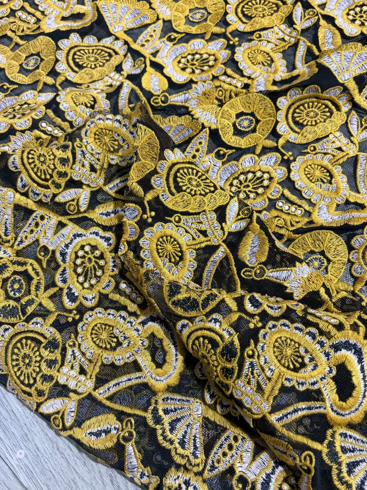 1yard mesh tissu Gold flower embroidery fabrics for clothing Wedding dresses and formal wear fabric
1yard mesh tissu Gold flower embroidery fabrics for clothing Wedding dresses and formal wear fabric