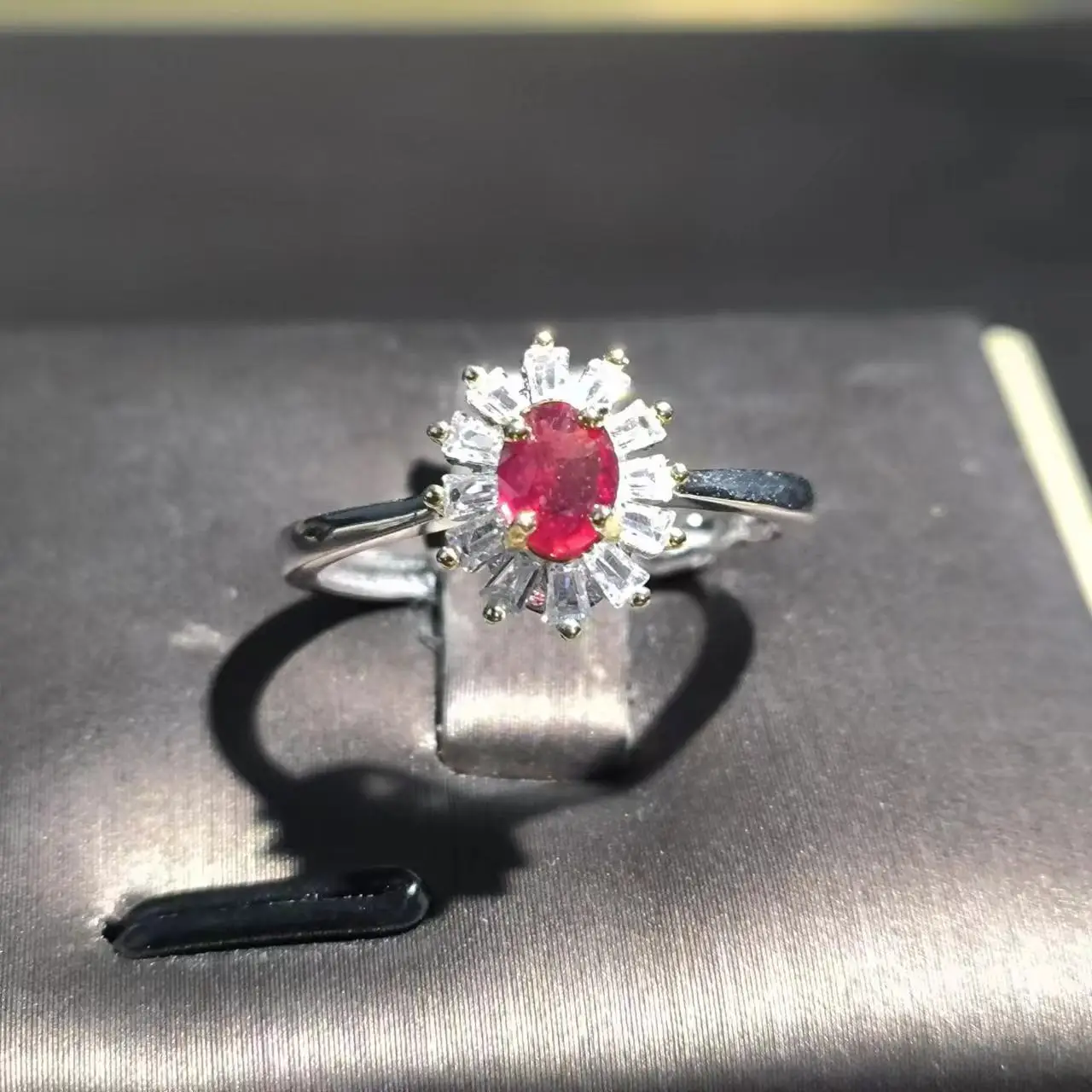 1pcs/lot natural ruby ring Gold and silver color separation S925 sterling silver with diamonds Ladies Jewelry red chic taki
1pcs/lot natural ruby ring Gold and silver color separation S925 sterling silver with diamonds Ladies Jewelry red chic taki
