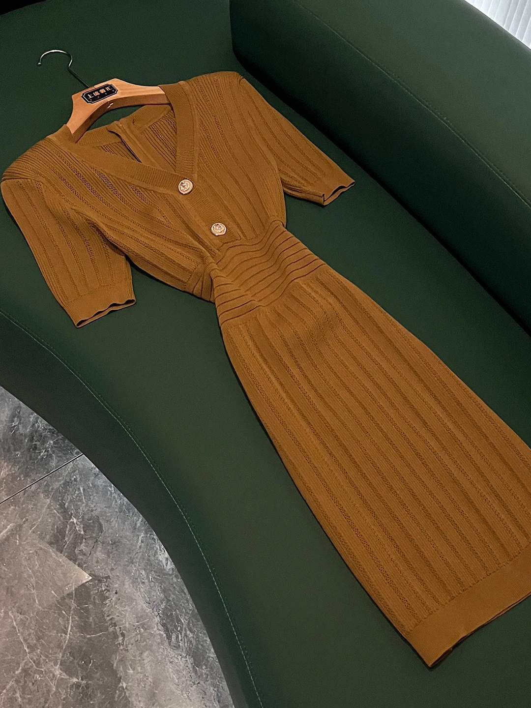 Модное высококачественное трикотажное платье с V-образным вырезом, утягивающее, с коротким рукавом, Зима 2026, Новинка, Элегантное, для офиса и повседневной носки
Модное высококачественное трикотажное платье с V-образным вырезом, утягивающее, с коротким рукавом, Зима 2026, Новинка, Элегантное, для офиса и повседневной носки