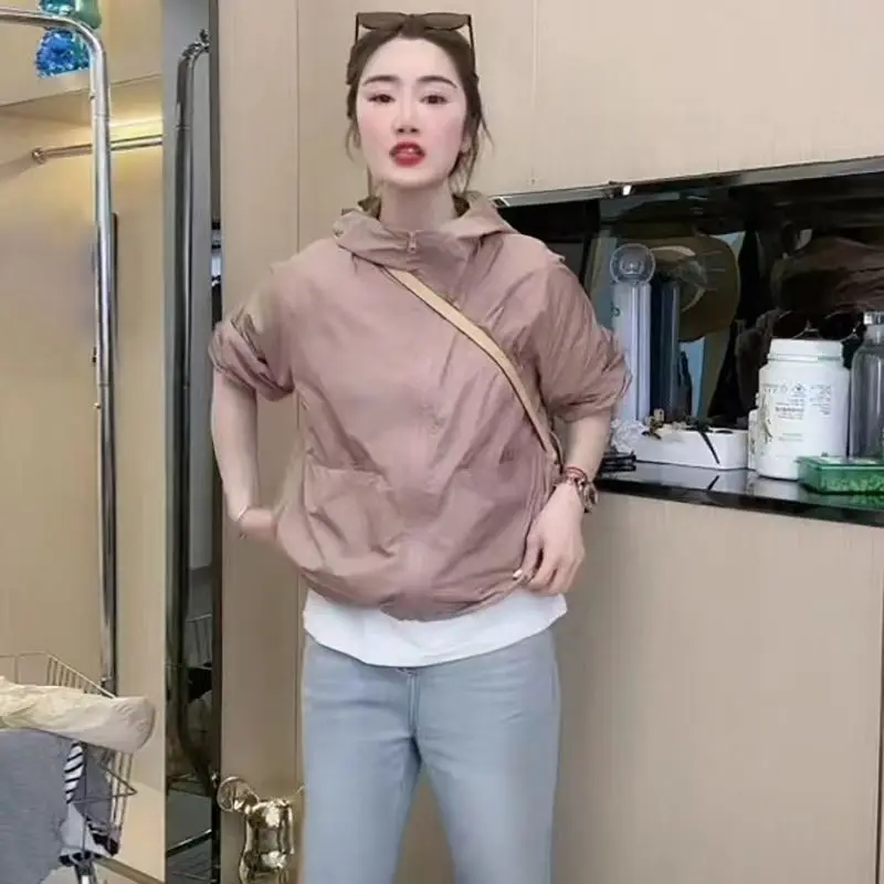 Женская летняя дышащая легкая куртка с капюшоном для защиты от солнца, свободного кроя, однотонная, для повседневной носки, из полиэфирного волокна, коллекция 2024 года
Женская летняя дышащая легкая куртка с капюшоном для защиты от солнца, свободного кроя, однотонная, для повседневной носки, из полиэфирного волокна, коллекция 2024 года