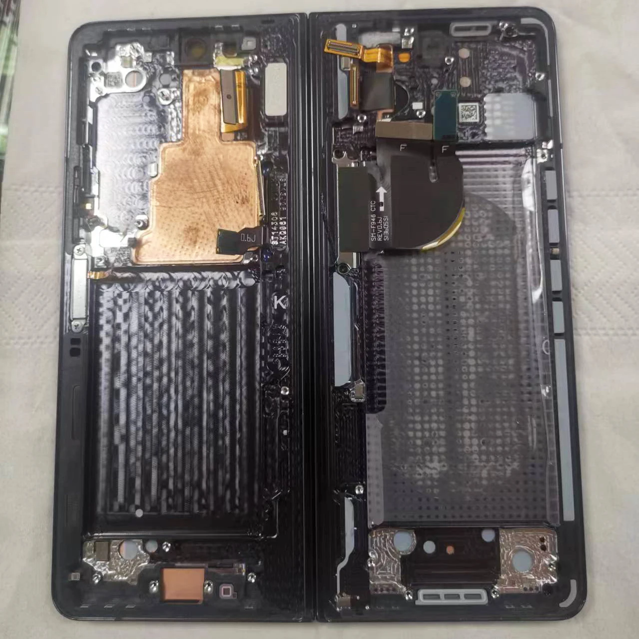 Корпус средней рамы с шарниром, вращающимся валом, кнопка питания, гибкий кабель в сборе, маленькие царапины для Samsung Fold 5 F946 U B
Корпус средней рамы с шарниром, вращающимся валом, кнопка питания, гибкий кабель в сборе, маленькие царапины для Samsung Fold 5 F946 U B