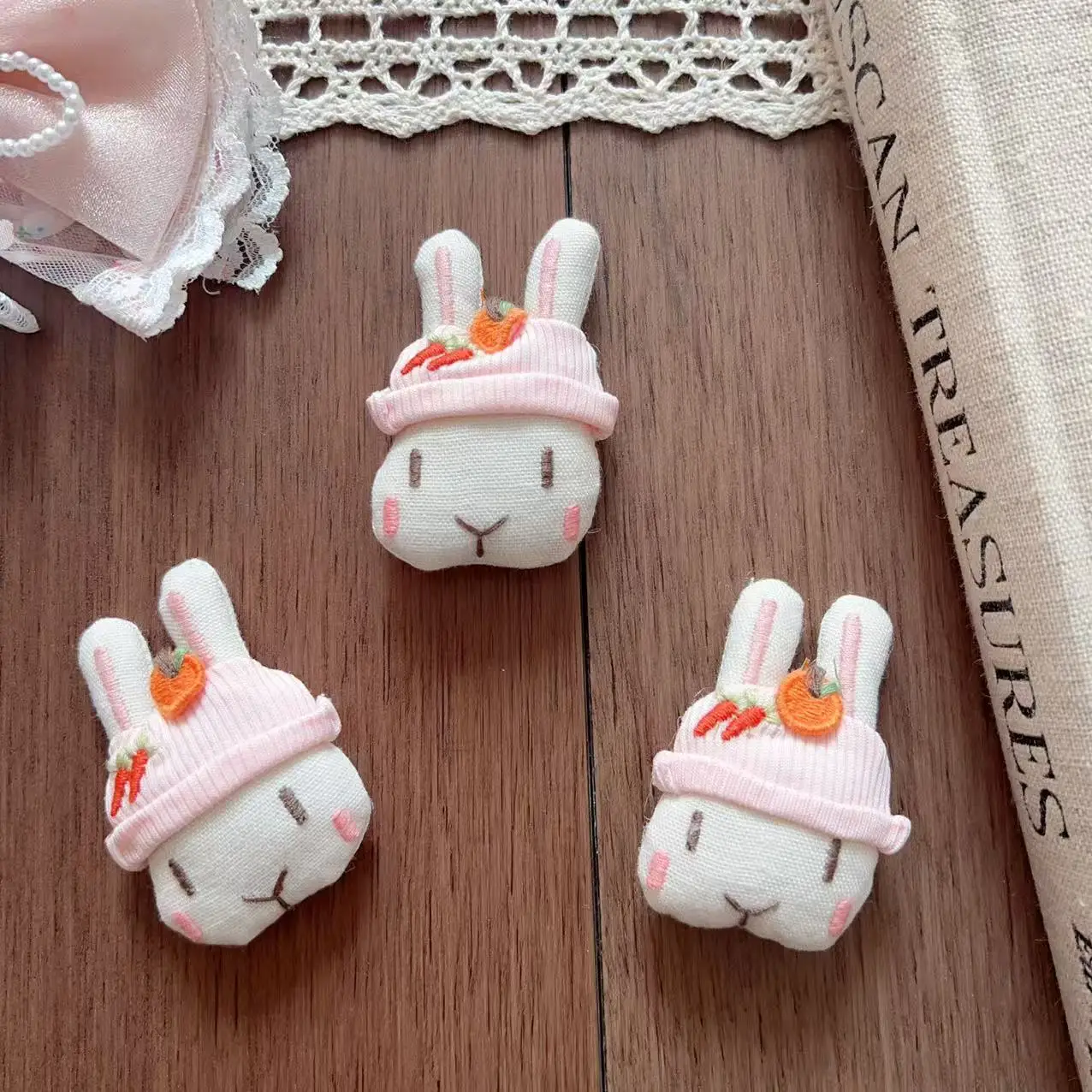 Stuffed Fabric Carrot Rabbit Doll Hair Clip Brooch Pin Handmade for Shoes Socks Clothing Embellishment Premium Cute
Stuffed Fabric Carrot Rabbit Doll Hair Clip Brooch Pin Handmade for Shoes Socks Clothing Embellishment Premium Cute