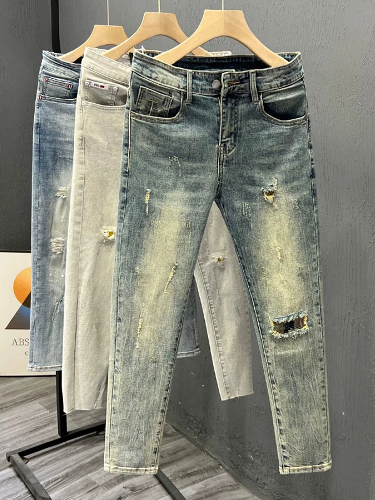 Модные мужские джинсы слим-фит, летние, тонкие, в уличном стиле, с дырками, повседневные, из смесового хлопка и полиэстера, брюки длиной до щиколотки, прямой крой
Модные мужские джинсы слим-фит, летние, тонкие, в уличном стиле, с дырками, повседневные, из смесового хлопка и полиэстера, брюки длиной до щиколотки, прямой крой