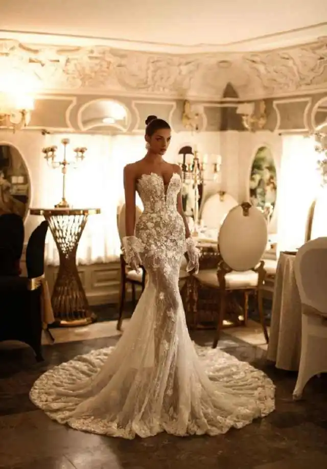 Romantic Lace Applique Strapless Mermaid Wedding Dress Deep V-Neck Open Back Court Train Bridal Gown Vestido De Novia Customized
Romantic Lace Applique Strapless Mermaid Wedding Dress Deep V-Neck Open Back Court Train Bridal Gown Vestido De Novia Customized