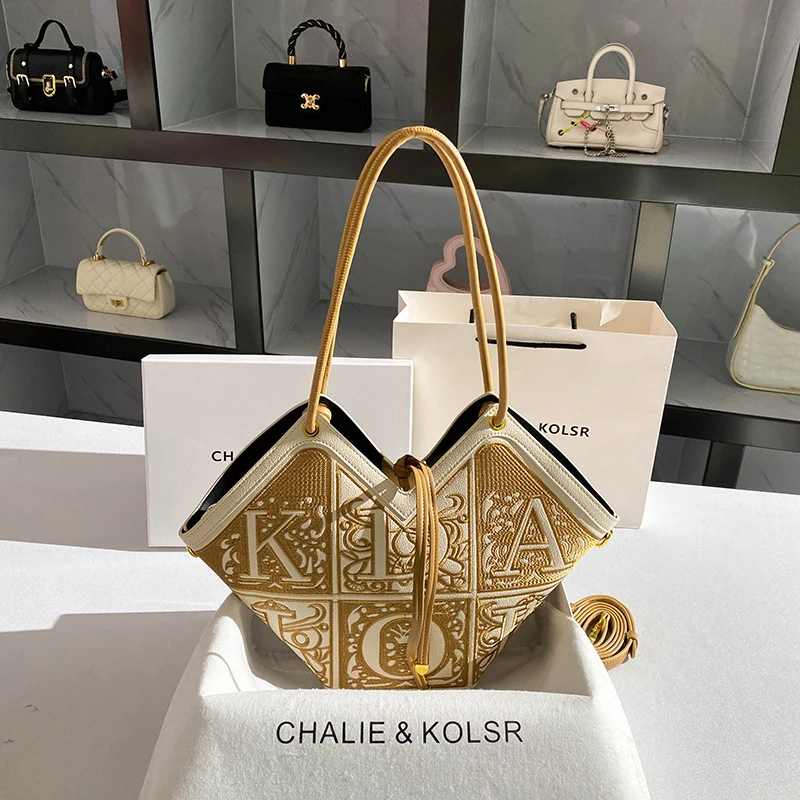 Chinese-style heavy embroidery tote bag, vintage large-capacity winged underarm bag
Chinese-style heavy embroidery tote bag, vintage large-capacity winged underarm bag