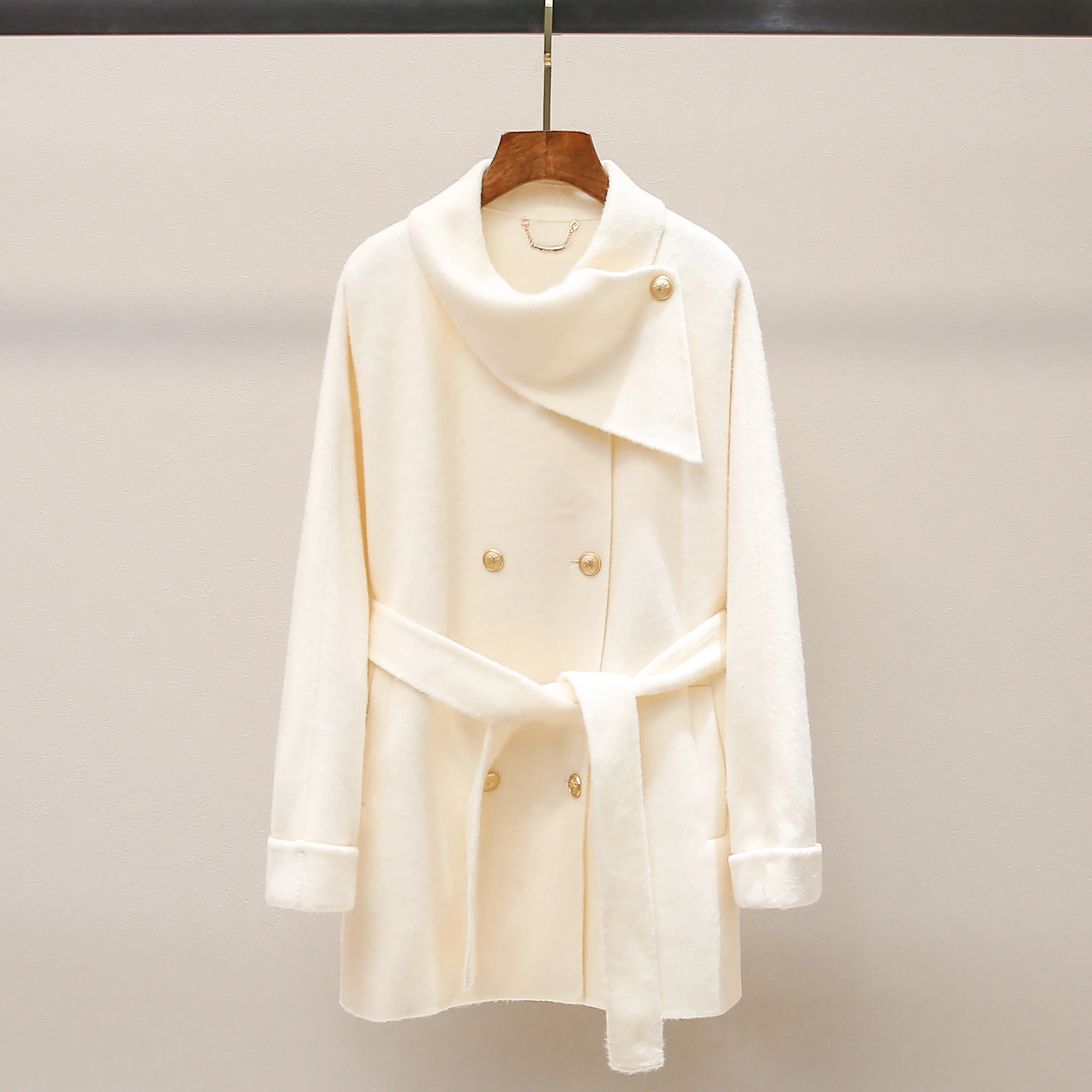 Элегантное шерстяное пальто с поясом на талии и воротником-стойкой, двубортное, модная верхняя одежда для женщин
Элегантное шерстяное пальто с поясом на талии и воротником-стойкой, двубортное, модная верхняя одежда для женщин