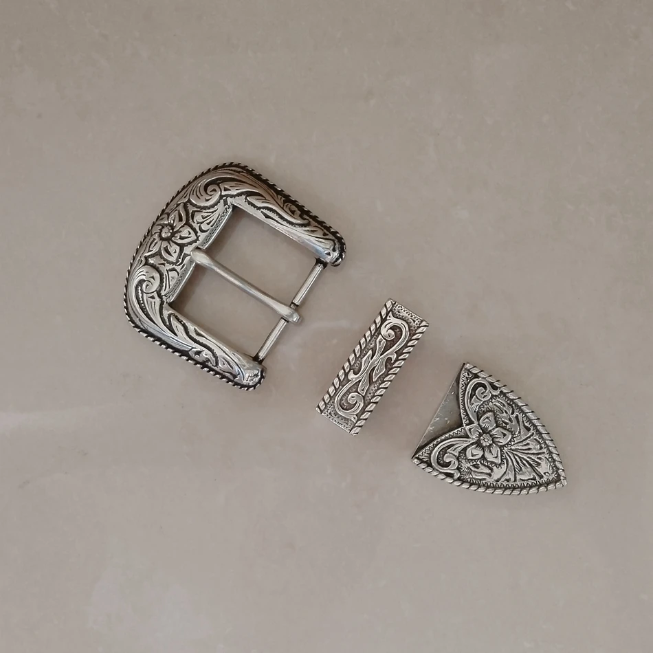 American floral pattern waistband buckle set, featuring handcrafted leather work paired with metal hardware components.
American floral pattern waistband buckle set, featuring handcrafted leather work paired with metal hardware components.