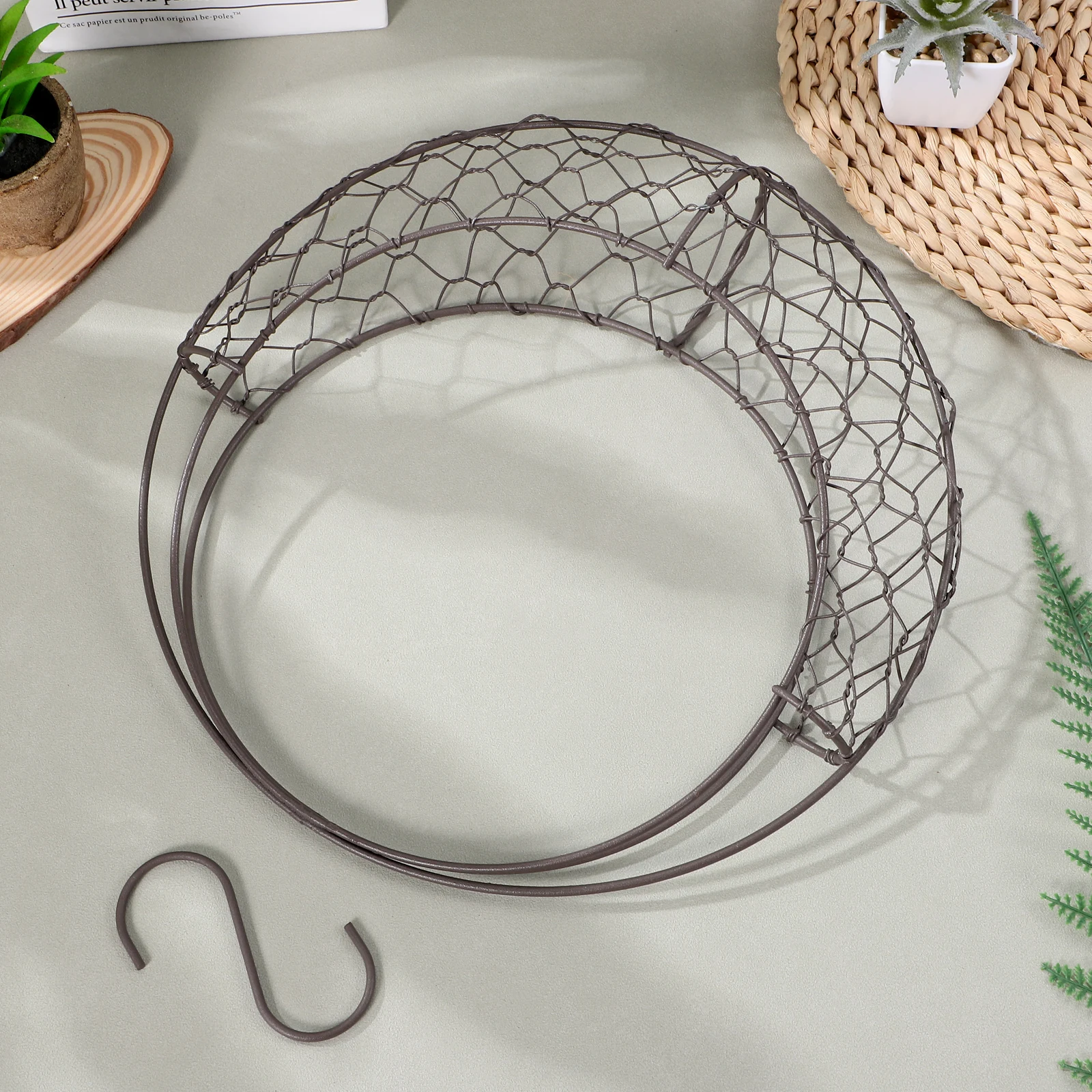 S Shape Hanging Basket Metal Frame Succulent Pot Decor Artificial Dried Planter Wire Moon Shape Iron Flowerpot
S Shape Hanging Basket Metal Frame Succulent Pot Decor Artificial Dried Planter Wire Moon Shape Iron Flowerpot