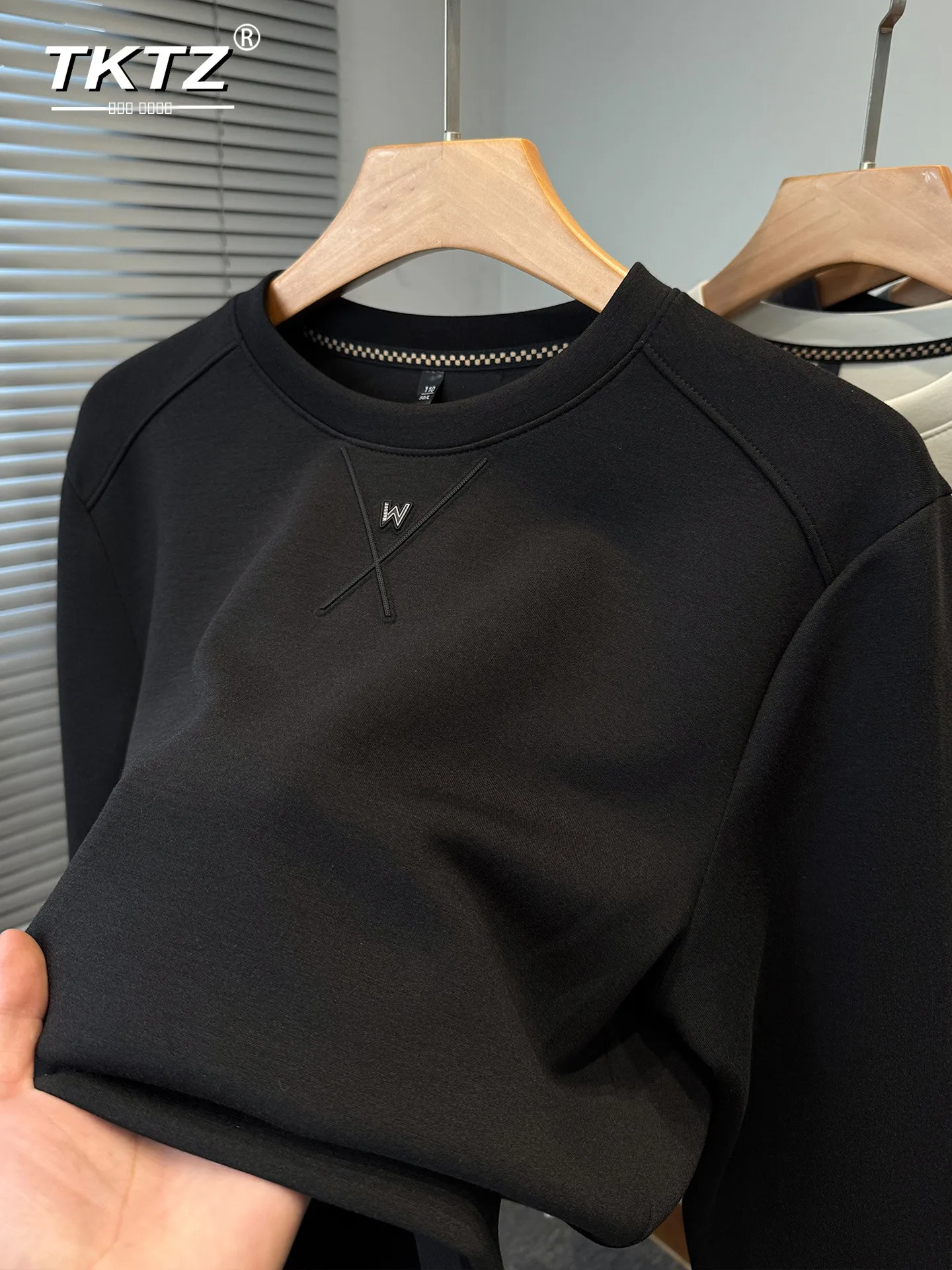 Высококачественная цветная круглая толстовка с длинным рукавом для мужчин, утепленная зимняя базовая футболка, повседневный деловой стиль
Высококачественная цветная круглая толстовка с длинным рукавом для мужчин, утепленная зимняя базовая футболка, повседневный деловой стиль