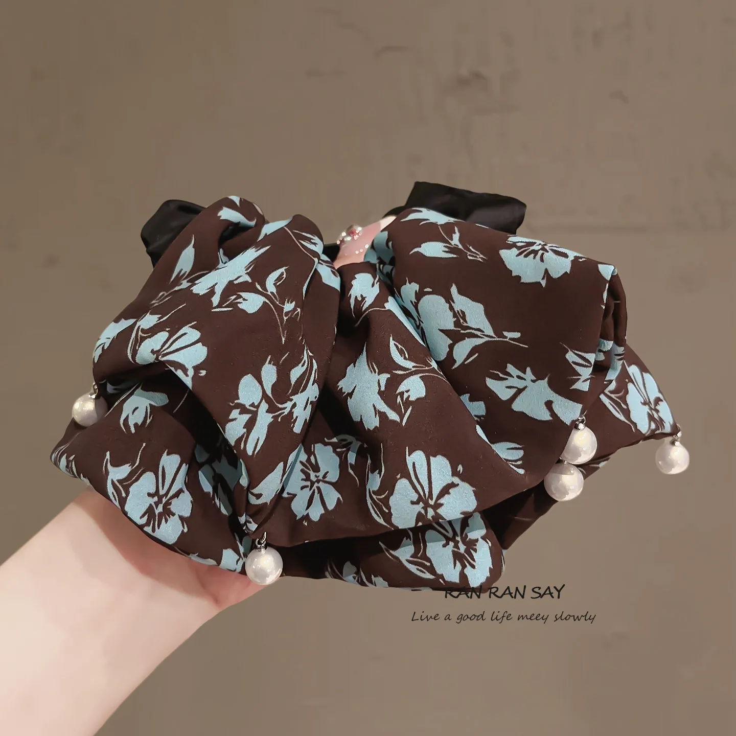 Ultra Lightweight Floral Scrunchie Elastic Hair Ring Korean Style Retro Skirt Design for Low Ponytail Women Daily Vacation Soft
Ultra Lightweight Floral Scrunchie Elastic Hair Ring Korean Style Retro Skirt Design for Low Ponytail Women Daily Vacation Soft