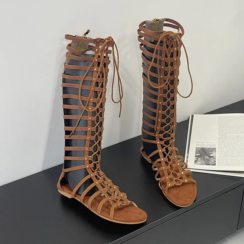 Дизайнерские ботинки с перекрестной завязкой, женские сандалии, модные летние новые римские сапоги до колена, женские сандалии-гладиаторы на плоской подошве с круглым носком
Дизайнерские ботинки с перекрестной завязкой, женские сандалии, модные летние новые римские сапоги до колена, женские сандалии-гладиаторы на плоской подошве с круглым носком