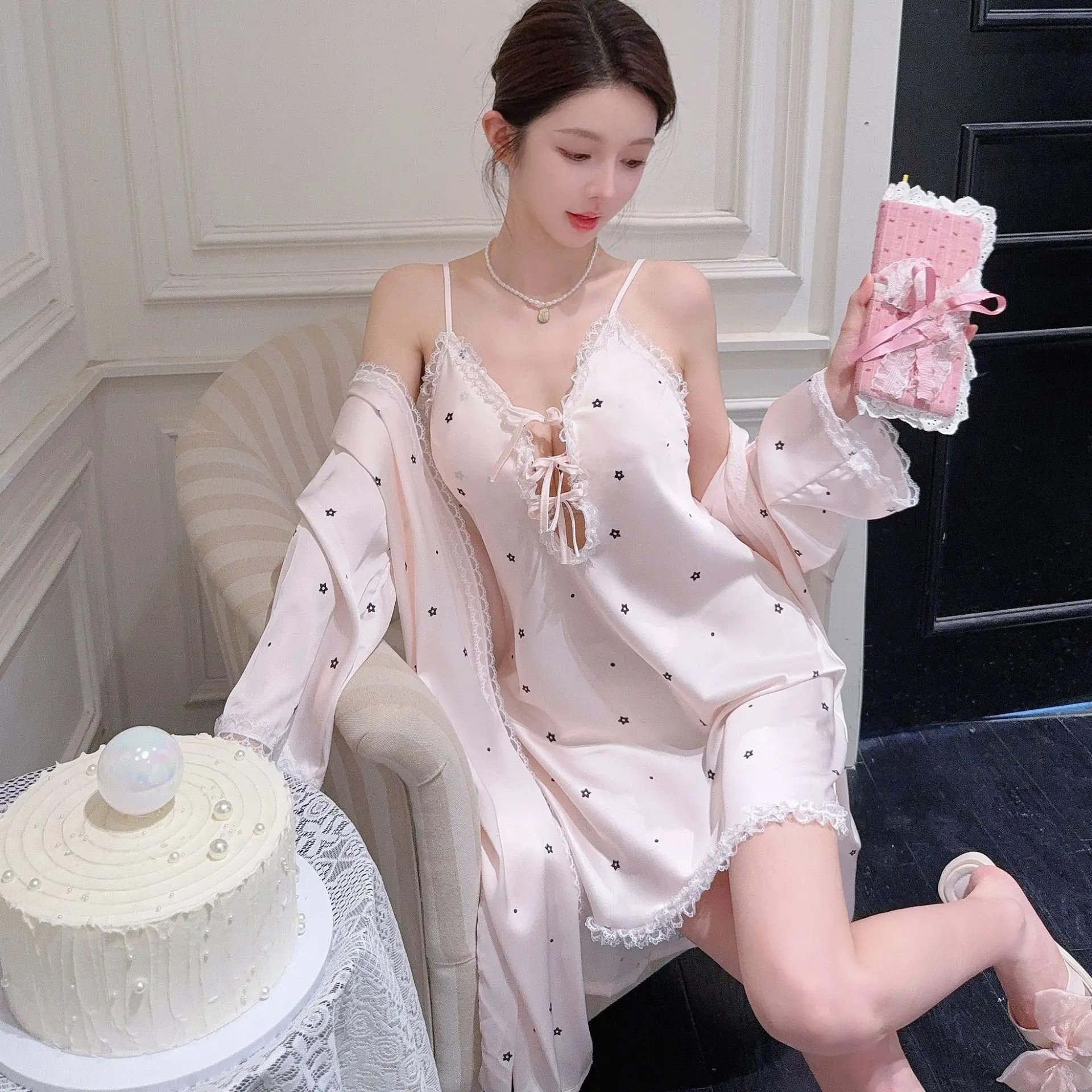 Комплекты халатов, ночное платье, женская атласная одежда для сна, свадебный подарок для невесты, сексуальная кружевная ночная рубашка, кимоно, халат, платье
Комплекты халатов, ночное платье, женская атласная одежда для сна, свадебный подарок для невесты, сексуальная кружевная ночная рубашка, кимоно, халат, платье