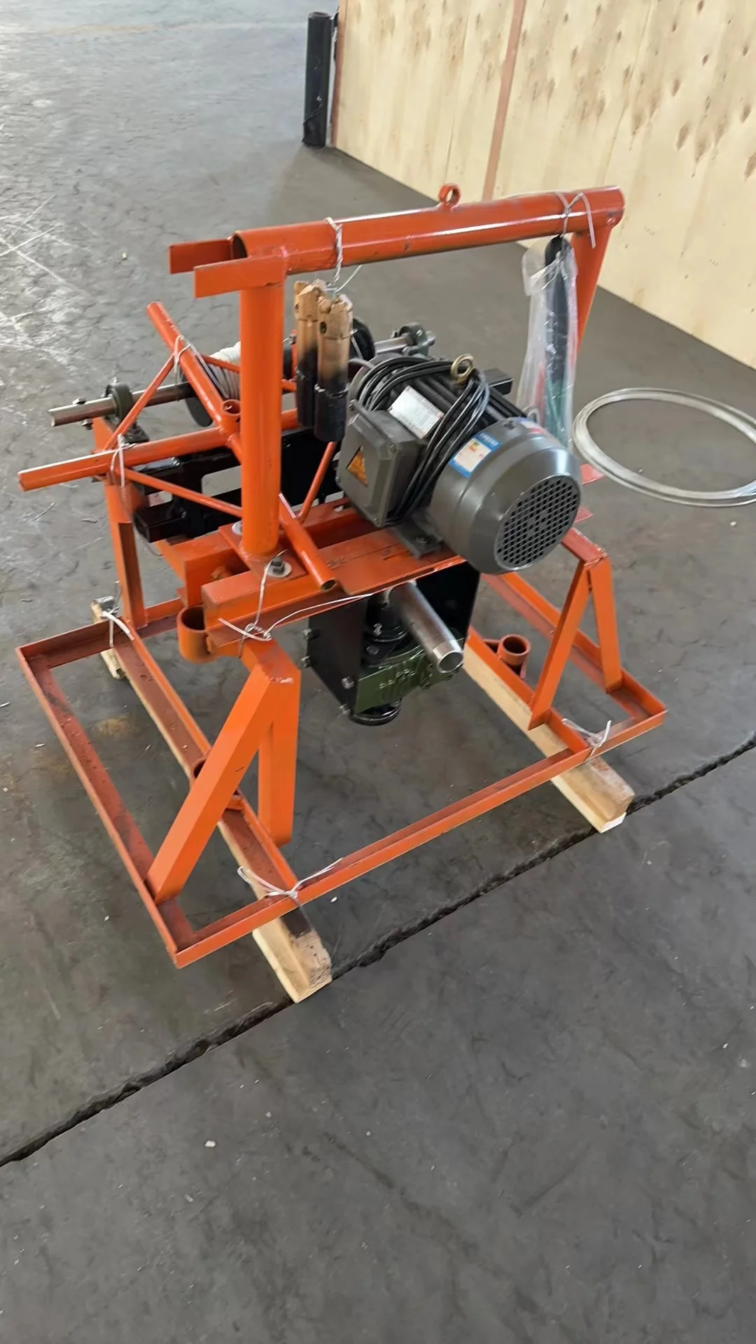 Индивидуальная электрическая небольшая буровая установка для водяных скважин, 80 м, портативная машина для бурения скважин, легкая буровая машина, Лидер продаж
Индивидуальная электрическая небольшая буровая установка для водяных скважин, 80 м, портативная машина для бурения скважин, легкая буровая машина, Лидер продаж