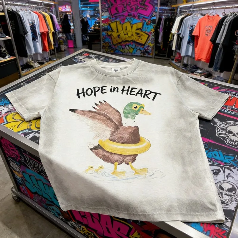 2026 Summer Oversize Street Heavyweight Vintage Cartoon Duck Hip-hop Round Neck Short Sleeved T-shirt Men Women Outfit Top Tees
2026 Summer Oversize Street Heavyweight Vintage Cartoon Duck Hip-hop Round Neck Short Sleeved T-shirt Men Women Outfit Top Tees