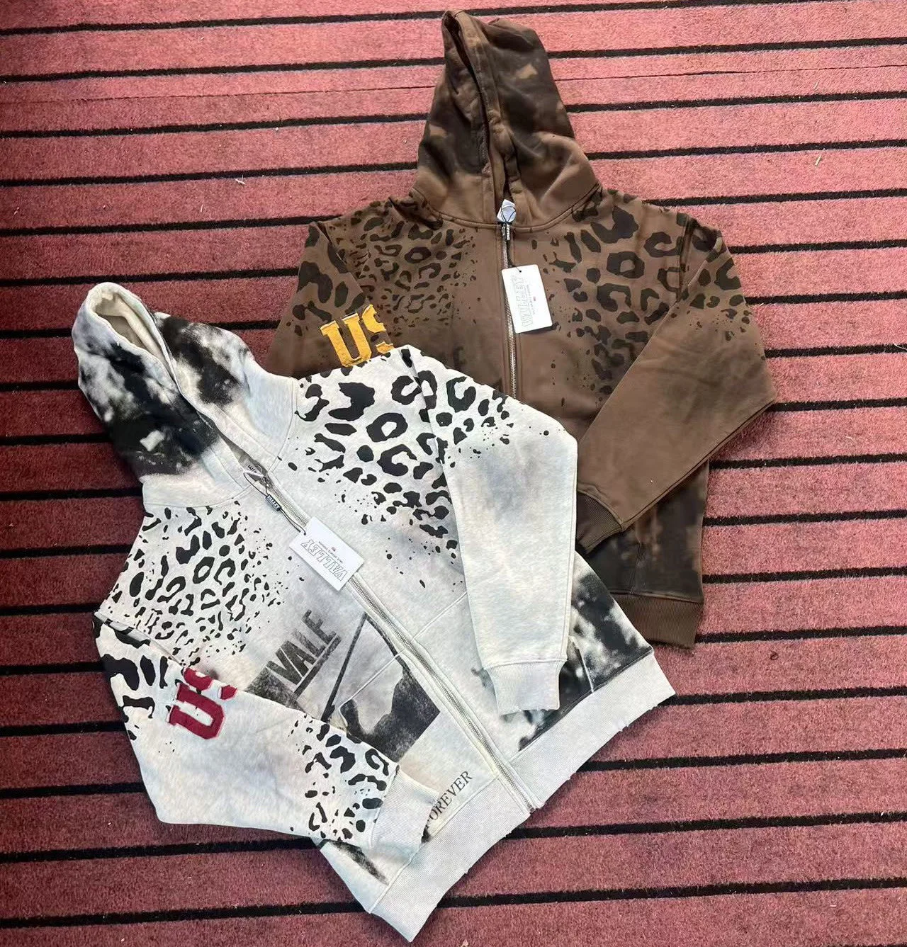 Комплект из тонкой толстовки на молнии и повседневных брюк в стиле American High Street от Valley V Drs для молодежи, с эффектом поношенности, удлиненные рукава и штанины
Комплект из тонкой толстовки на молнии и повседневных брюк в стиле American High Street от Valley V Drs для молодежи, с эффектом поношенности, удлиненные рукава и штанины