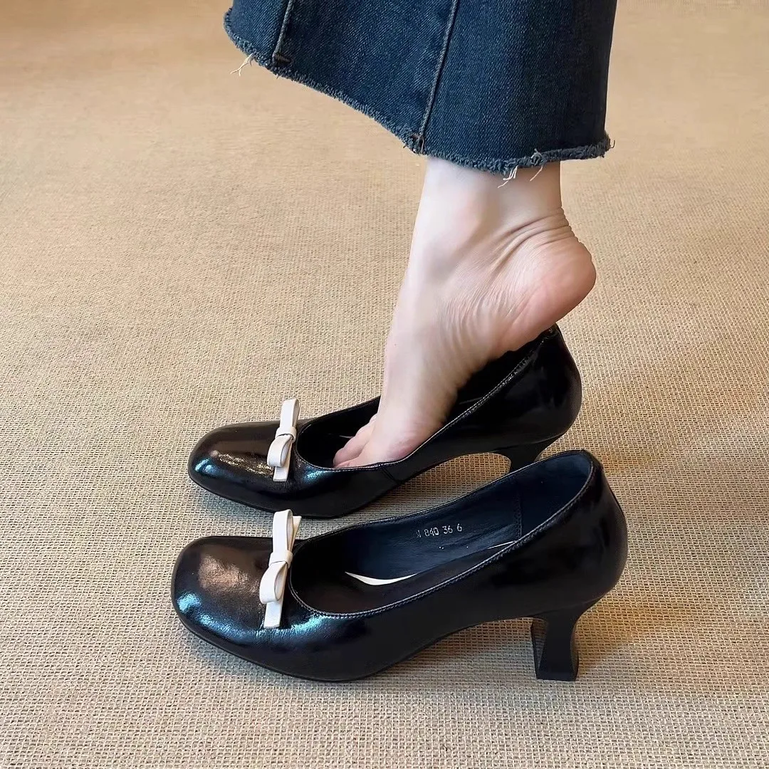 Женская обувь на толстом каблуке с квадратным носком и бантом, туфли на плоской подошве в стиле Мэри Джейн с неглубоким носком, женские лоферы на высоком каблуке, модная обувь
Женская обувь на толстом каблуке с квадратным носком и бантом, туфли на плоской подошве в стиле Мэри Джейн с неглубоким носком, женские лоферы на высоком каблуке, модная обувь
