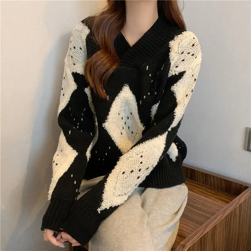 Design Inspired Pullover Diamond Patterned Sweater with Color Blocked Hollow Out Long Sleeves as the Base Layer Paired With
Design Inspired Pullover Diamond Patterned Sweater with Color Blocked Hollow Out Long Sleeves as the Base Layer Paired With