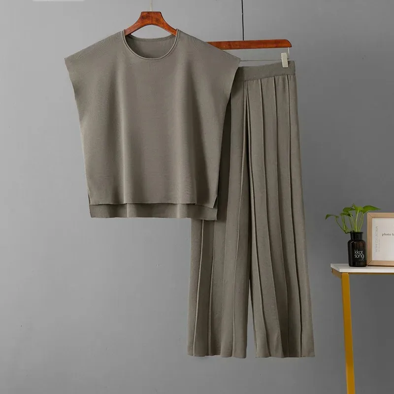 Повседневный костюм, женский летний новый товар, однотонный жилет без рукавов, вязаный свитер, широкие брюки
Повседневный костюм, женский летний новый товар, однотонный жилет без рукавов, вязаный свитер, широкие брюки