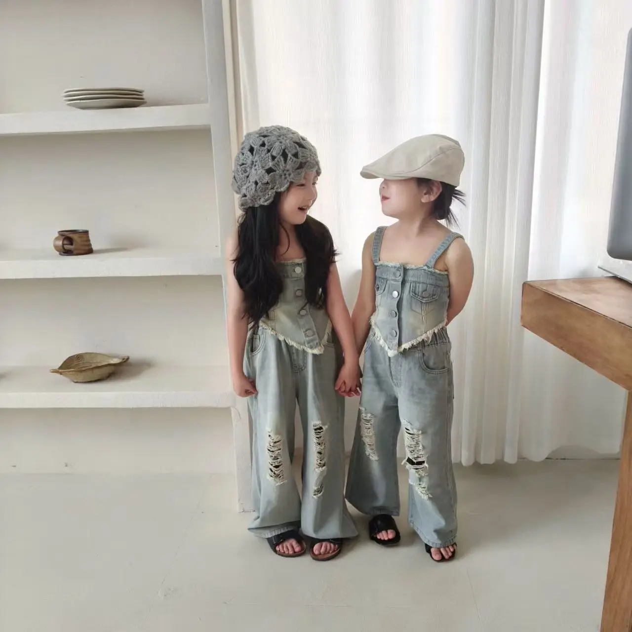 Комплект для девочек: джинсовый жилет с эффектом потертости и брюки, весна-осень 2026, новая детская одежда
Комплект для девочек: джинсовый жилет с эффектом потертости и брюки, весна-осень 2026, новая детская одежда