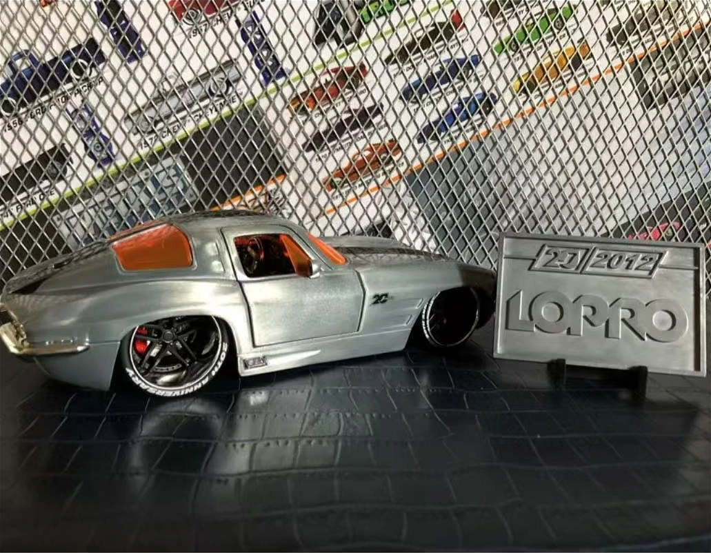 Jada 1:24 1963, Chevrolet Corvette, высокая имитация, изысканная литая под давлением игрушечная техника, Стайлинг автомобиля, модель из сплава, игрушка
Jada 1:24 1963, Chevrolet Corvette, высокая имитация, изысканная литая под давлением игрушечная техника, Стайлинг автомобиля, модель из сплава, игрушка