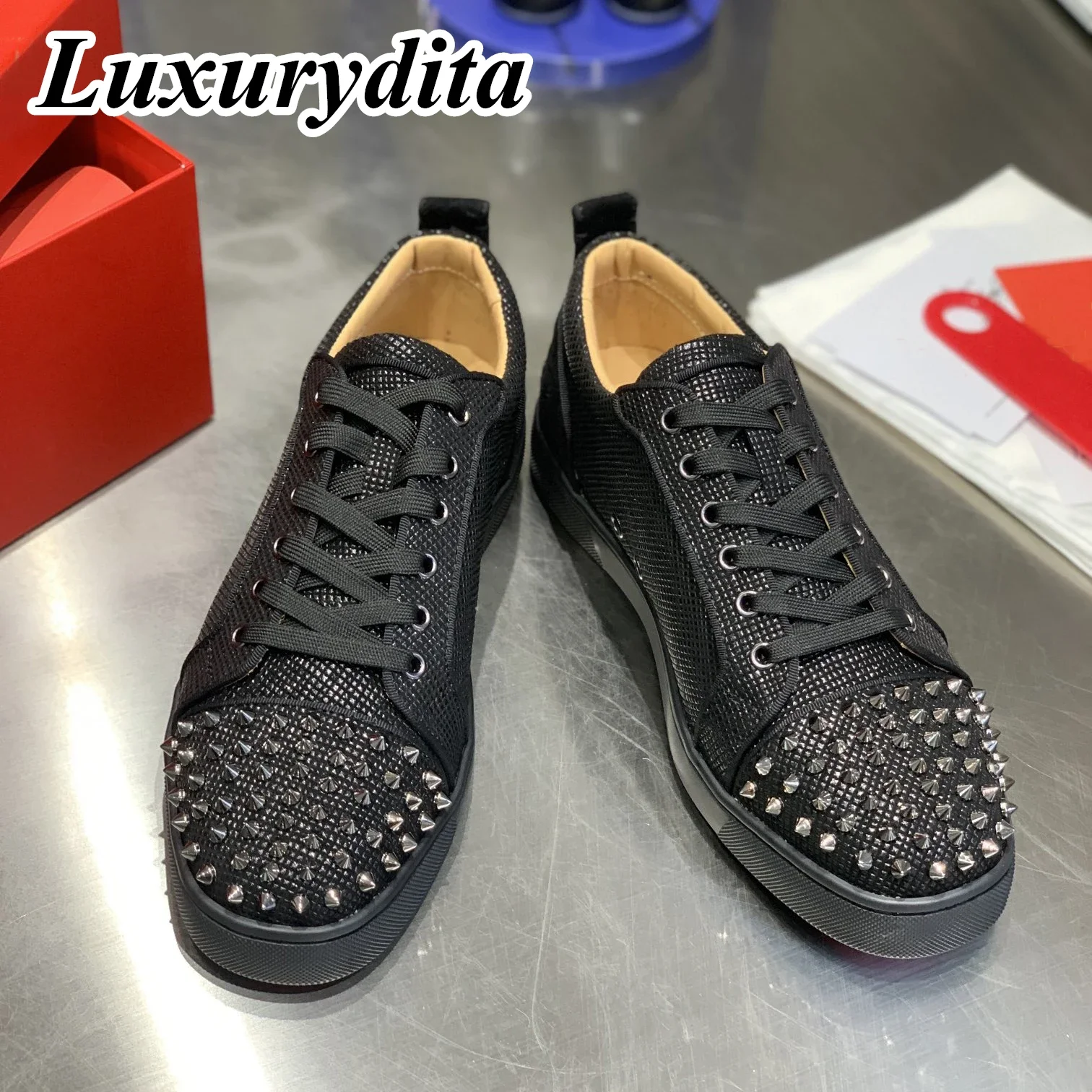 Top Quality Womens Trendy Casual Sneakers Luxury Mens Real Leather Tennis Shoes Designr Red Soled Tide Lovers Rivet Shoes HJ1677
Top Quality Womens Trendy Casual Sneakers Luxury Mens Real Leather Tennis Shoes Designr Red Soled Tide Lovers Rivet Shoes HJ1677