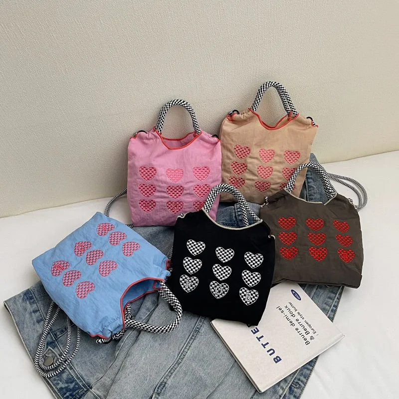 FEILER 2025 Spring Summer New Bag Female Love Embroidery Shoulder Bags Lightweight Shopping Bag Cute Portable Cloth
FEILER 2025 Spring Summer New Bag Female Love Embroidery Shoulder Bags Lightweight Shopping Bag Cute Portable Cloth