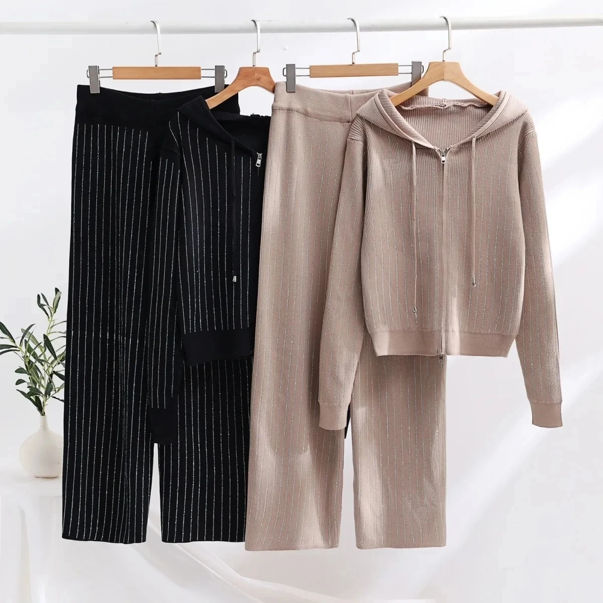 Silver Thread Malhas Sweater 2 Piece Set Women Zipper Hood Lace Up Sueter Top Conjuntos Wide Leg Knit Pant Ensemble JJ450
Silver Thread Malhas Sweater 2 Piece Set Women Zipper Hood Lace Up Sueter Top Conjuntos Wide Leg Knit Pant Ensemble JJ450